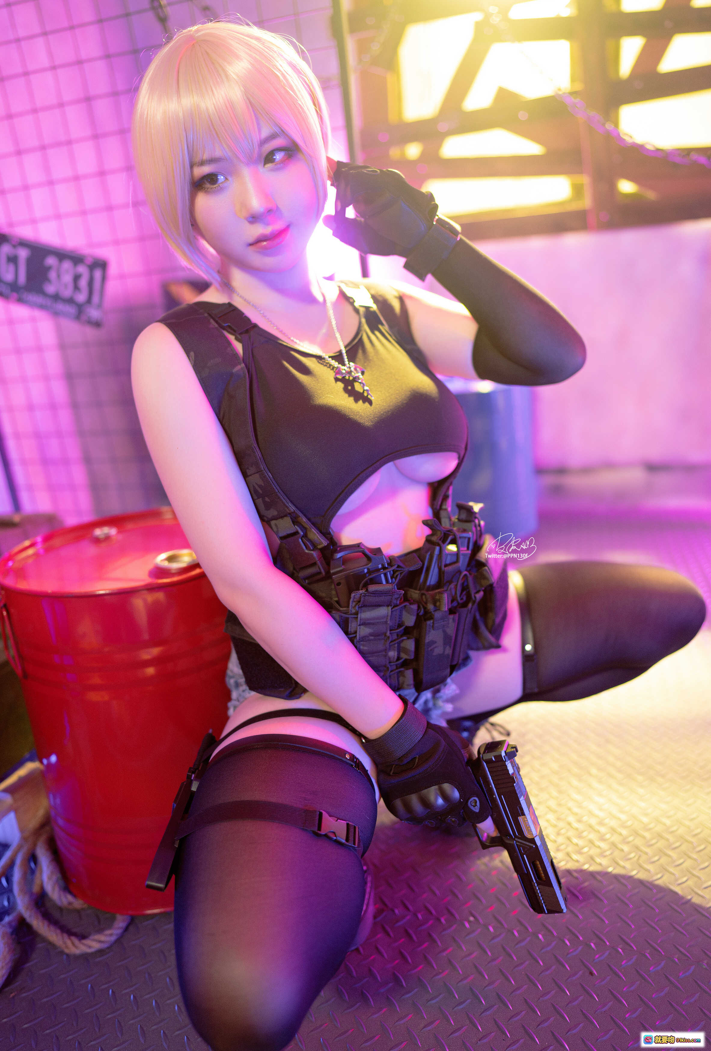 图片[10] - 皮皮奶NO.041 Vol.22战术背心Cosplay写真｜性感短发女战士｜霓虹灯光氛围｜战术装备细节｜牛仔短裤黑丝美腿｜51P高清图集 - 就要吻