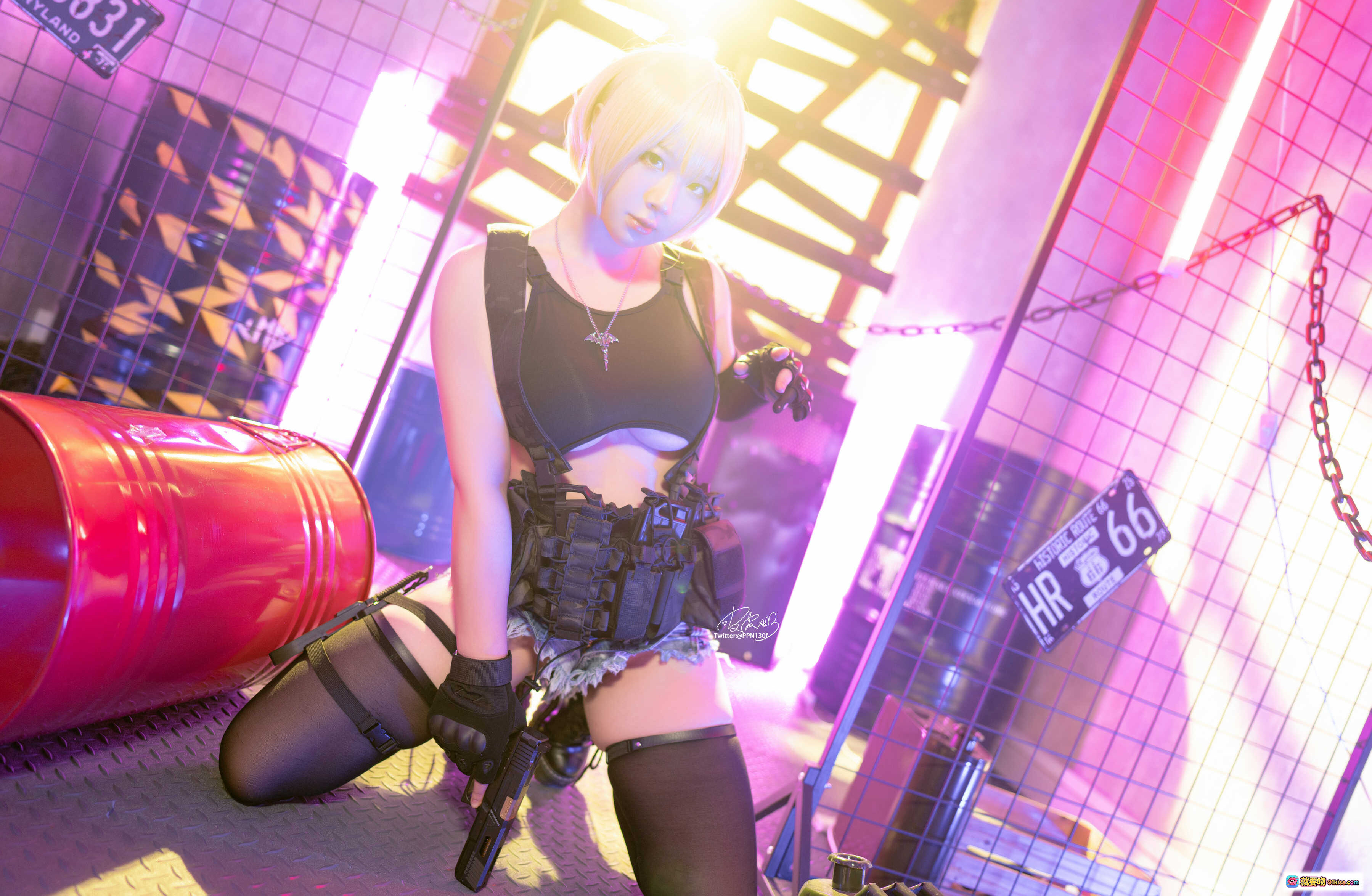 图片[5] - 皮皮奶NO.041 Vol.22战术背心Cosplay写真｜性感短发女战士｜霓虹灯光氛围｜战术装备细节｜牛仔短裤黑丝美腿｜51P高清图集 - 就要吻