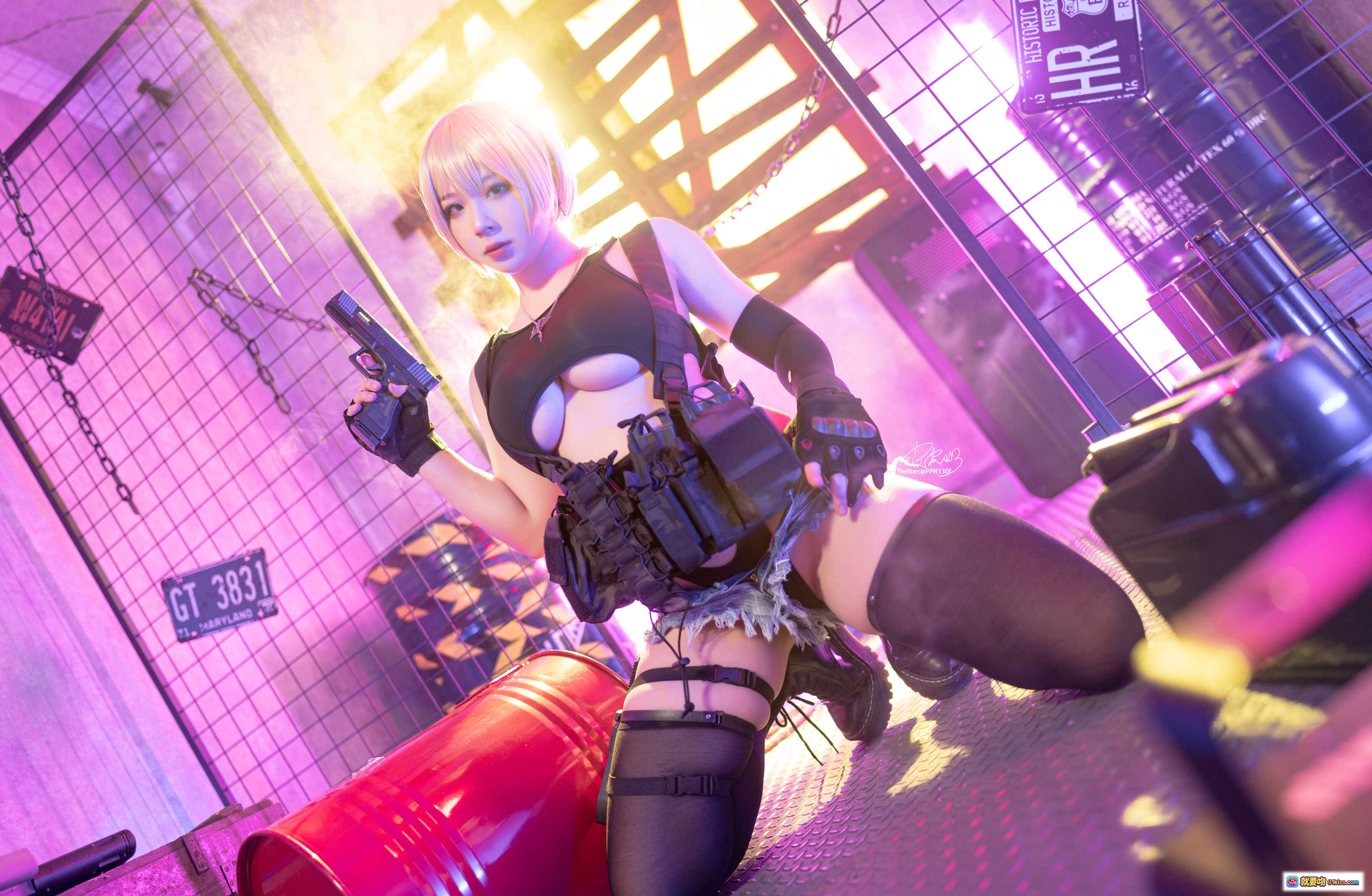 图片[3] - 皮皮奶NO.041 Vol.22战术背心Cosplay写真｜性感短发女战士｜霓虹灯光氛围｜战术装备细节｜牛仔短裤黑丝美腿｜51P高清图集 - 就要吻