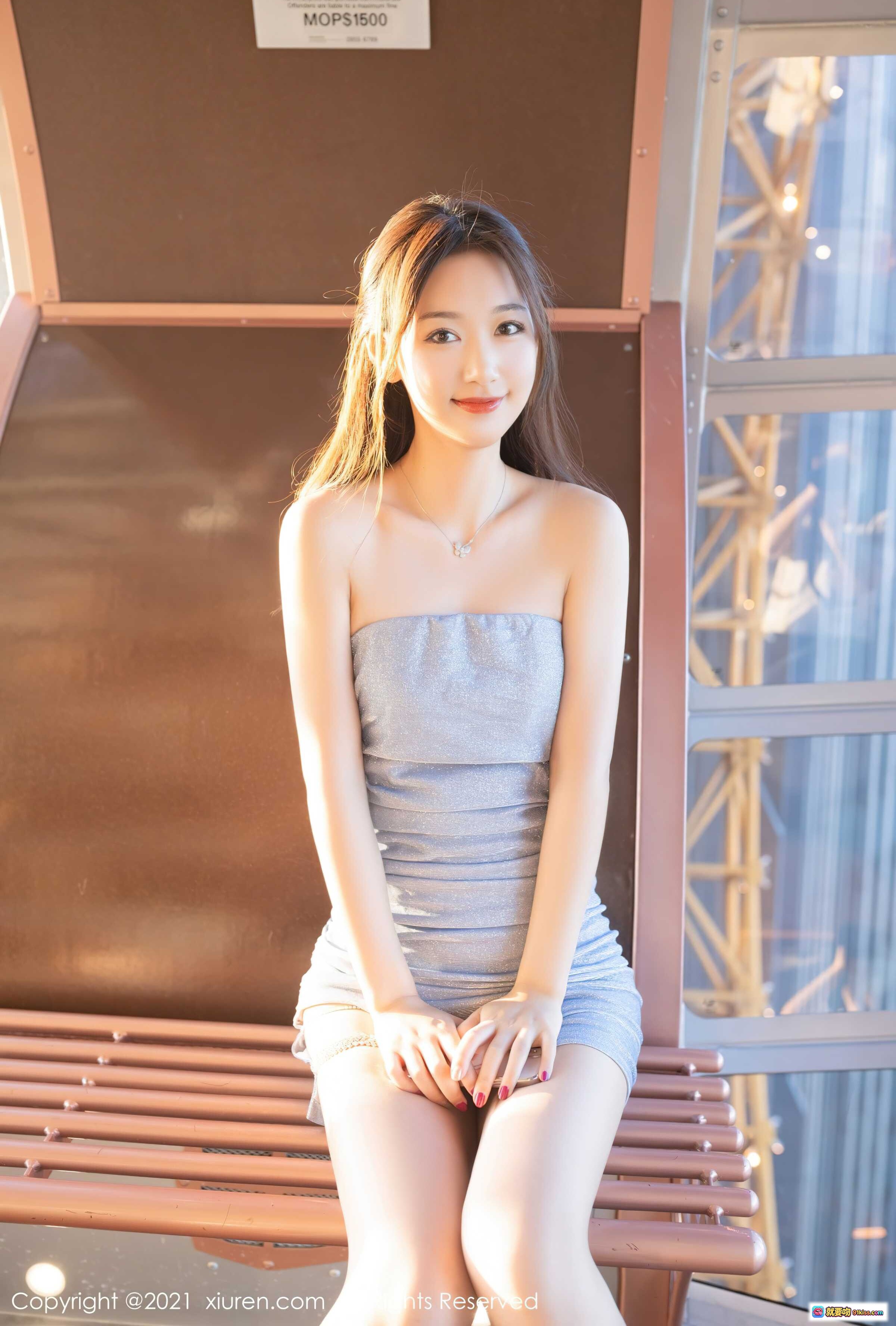 图片[1] - 唐安琪性感写真 | 灰色抹胸短裙 | 优雅坐姿 | 阳光氛围 | XiuRen秀人网2021.09.27 No.4003 - 就要吻