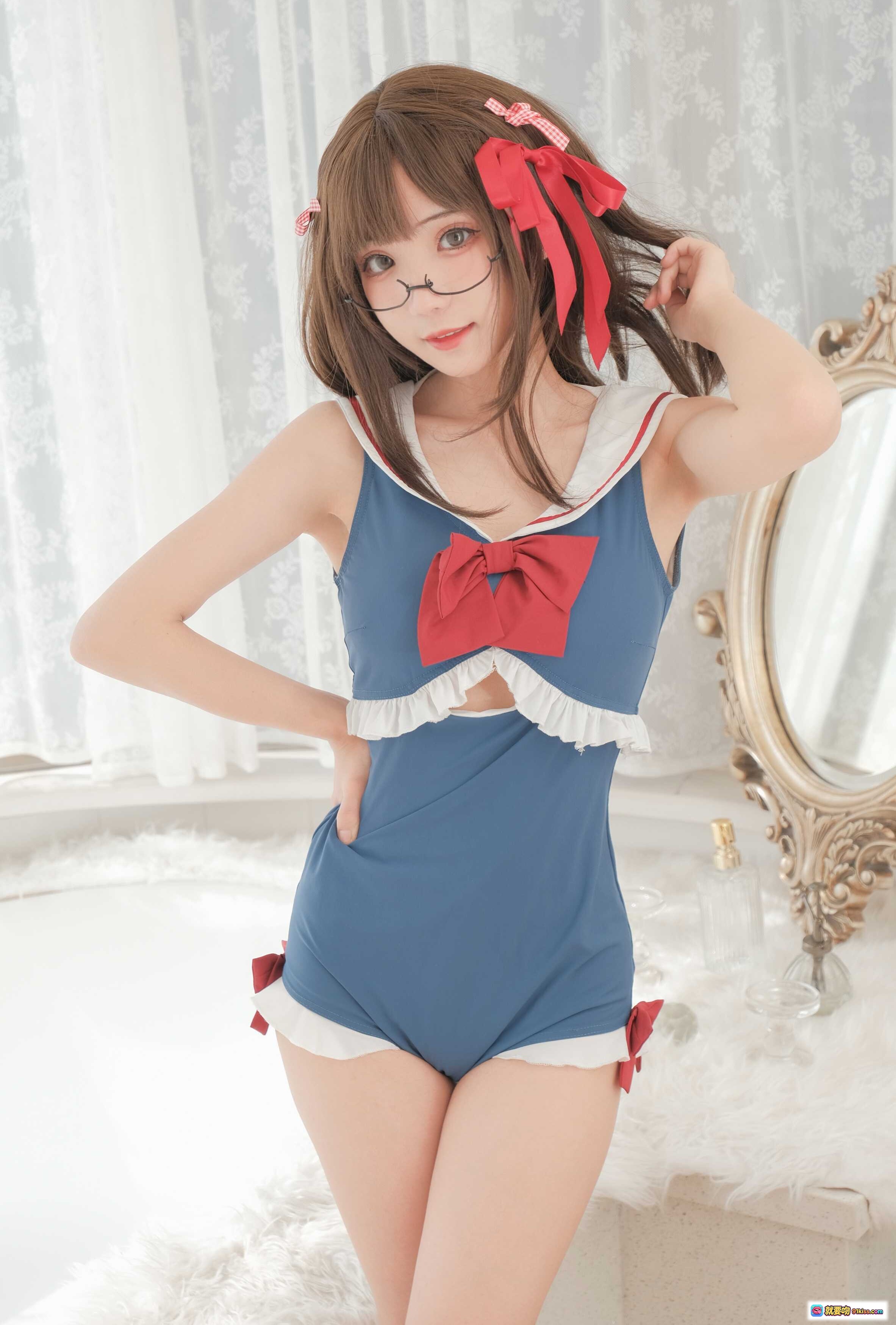图片[8] - 花柒Hana NO.007 白雪姬泳装写真 甜美少女风 蓝红配色水手服 毛绒背景 清新居家风 Cosplay造型 精致发饰眼镜妆容 26P高清图集 - 就要吻