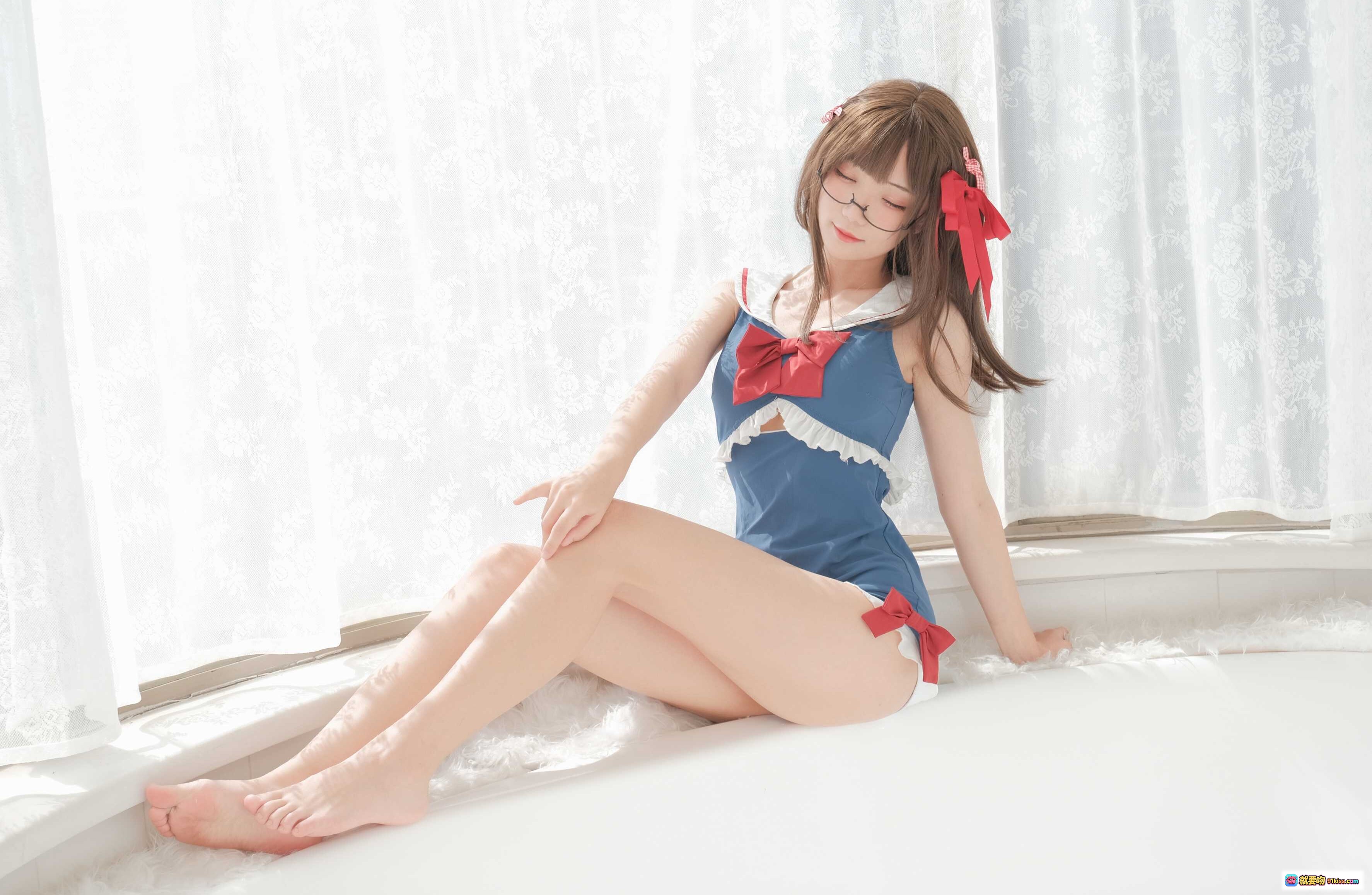 图片[2] - 花柒Hana NO.007 白雪姬泳装写真 甜美少女风 蓝红配色水手服 毛绒背景 清新居家风 Cosplay造型 精致发饰眼镜妆容 26P高清图集 - 就要吻