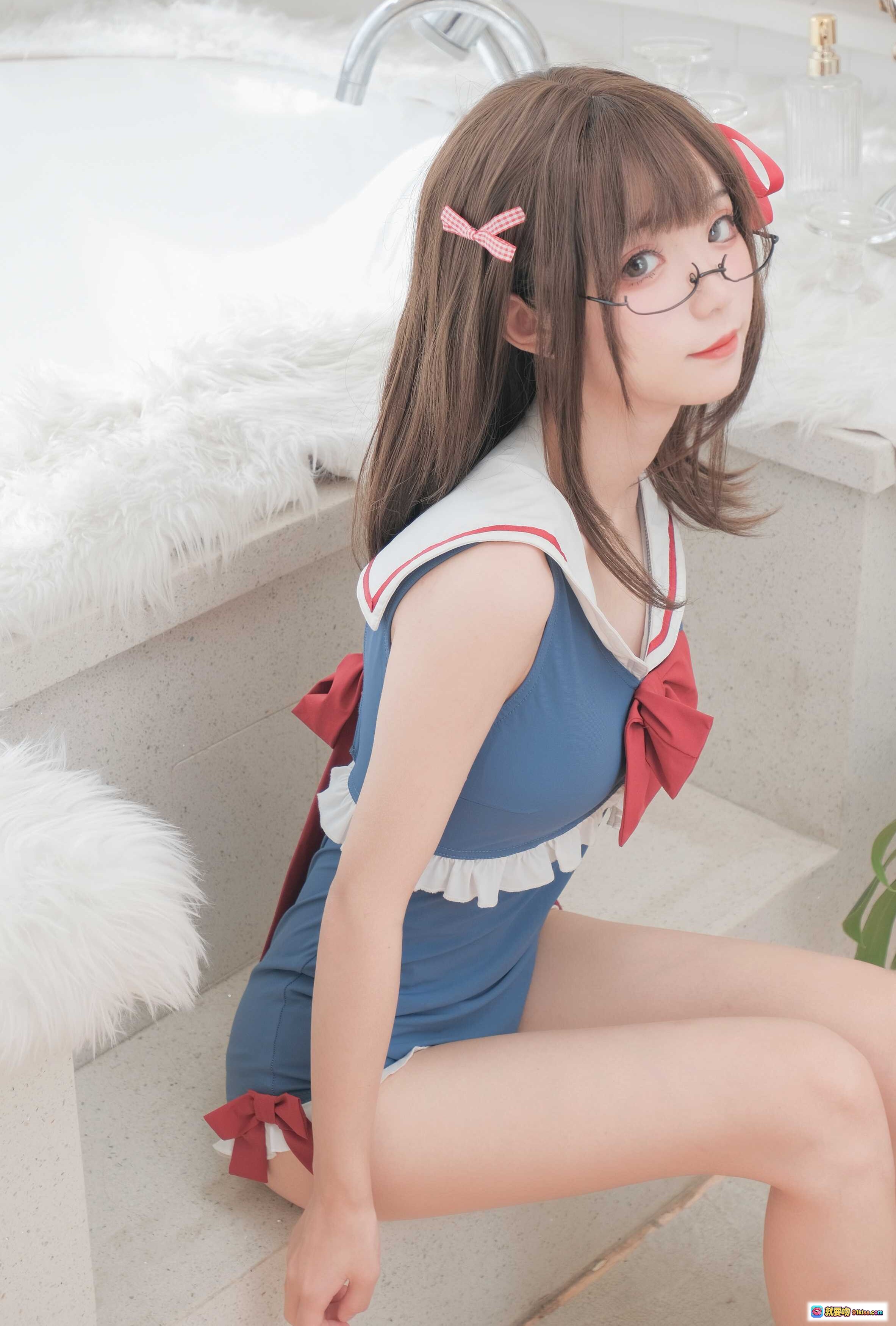 图片[4] - 花柒Hana NO.007 白雪姬泳装写真 甜美少女风 蓝红配色水手服 毛绒背景 清新居家风 Cosplay造型 精致发饰眼镜妆容 26P高清图集 - 就要吻