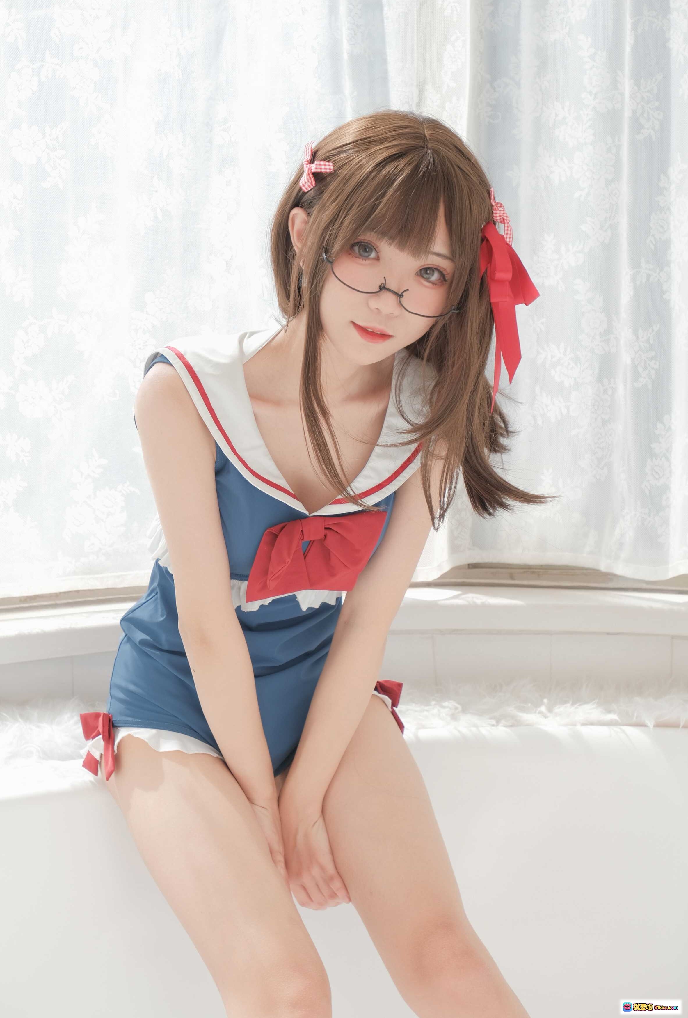 图片[5] - 花柒Hana NO.007 白雪姬泳装写真 甜美少女风 蓝红配色水手服 毛绒背景 清新居家风 Cosplay造型 精致发饰眼镜妆容 26P高清图集 - 就要吻