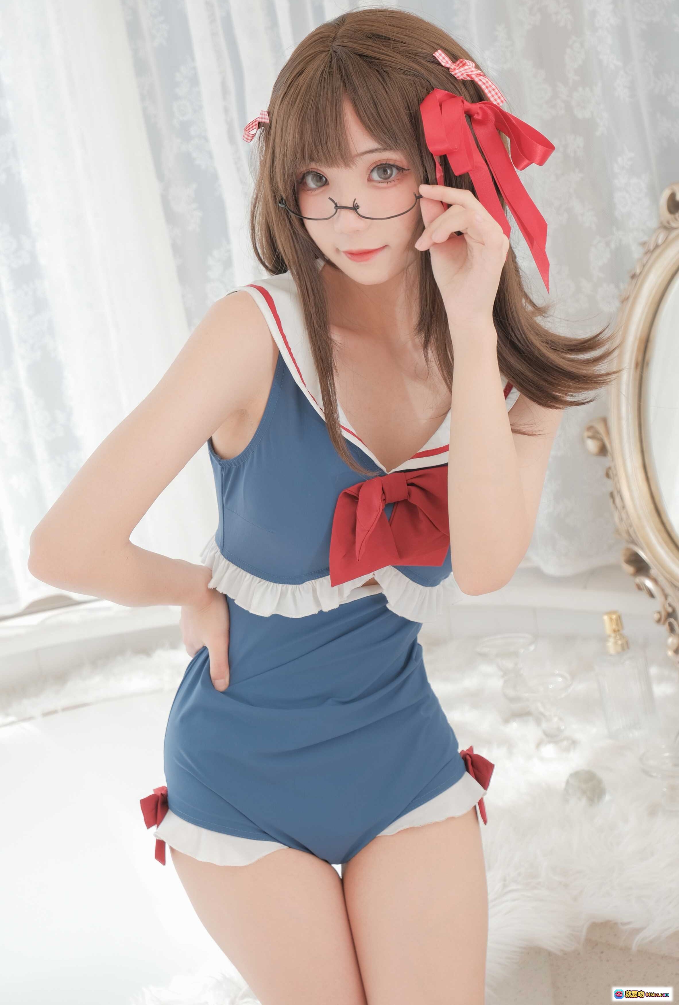 图片[10] - 花柒Hana NO.007 白雪姬泳装写真 甜美少女风 蓝红配色水手服 毛绒背景 清新居家风 Cosplay造型 精致发饰眼镜妆容 26P高清图集 - 就要吻