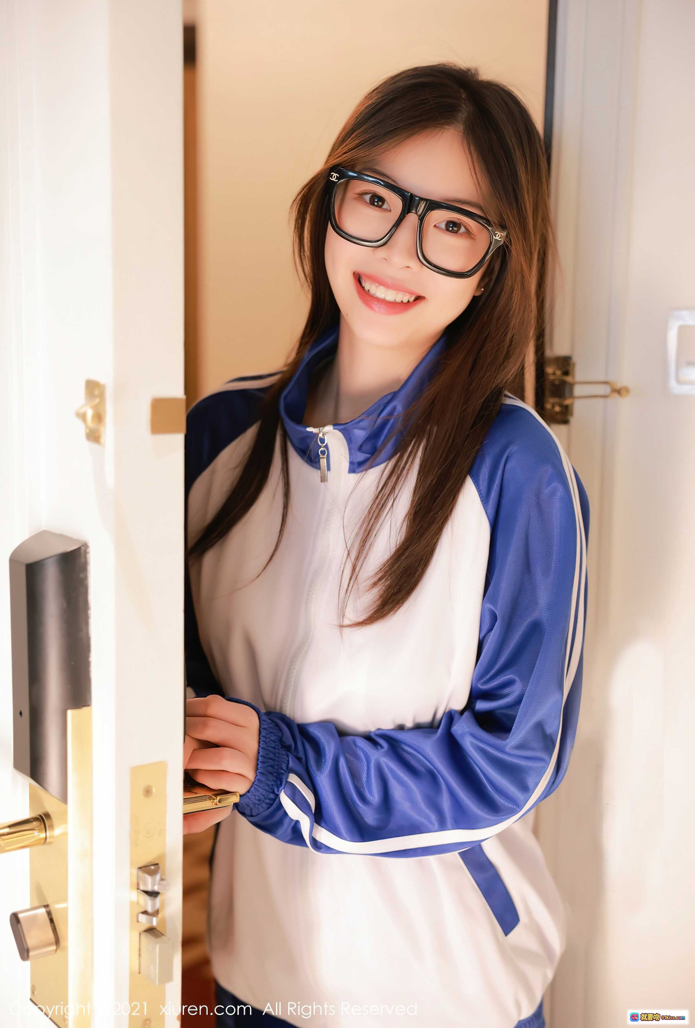 图片[1] - 明日花桃桃戴黑框眼镜穿蓝白运动服微笑开门 甜美校园风写真 XiuRen秀人网No.3875 - 就要吻