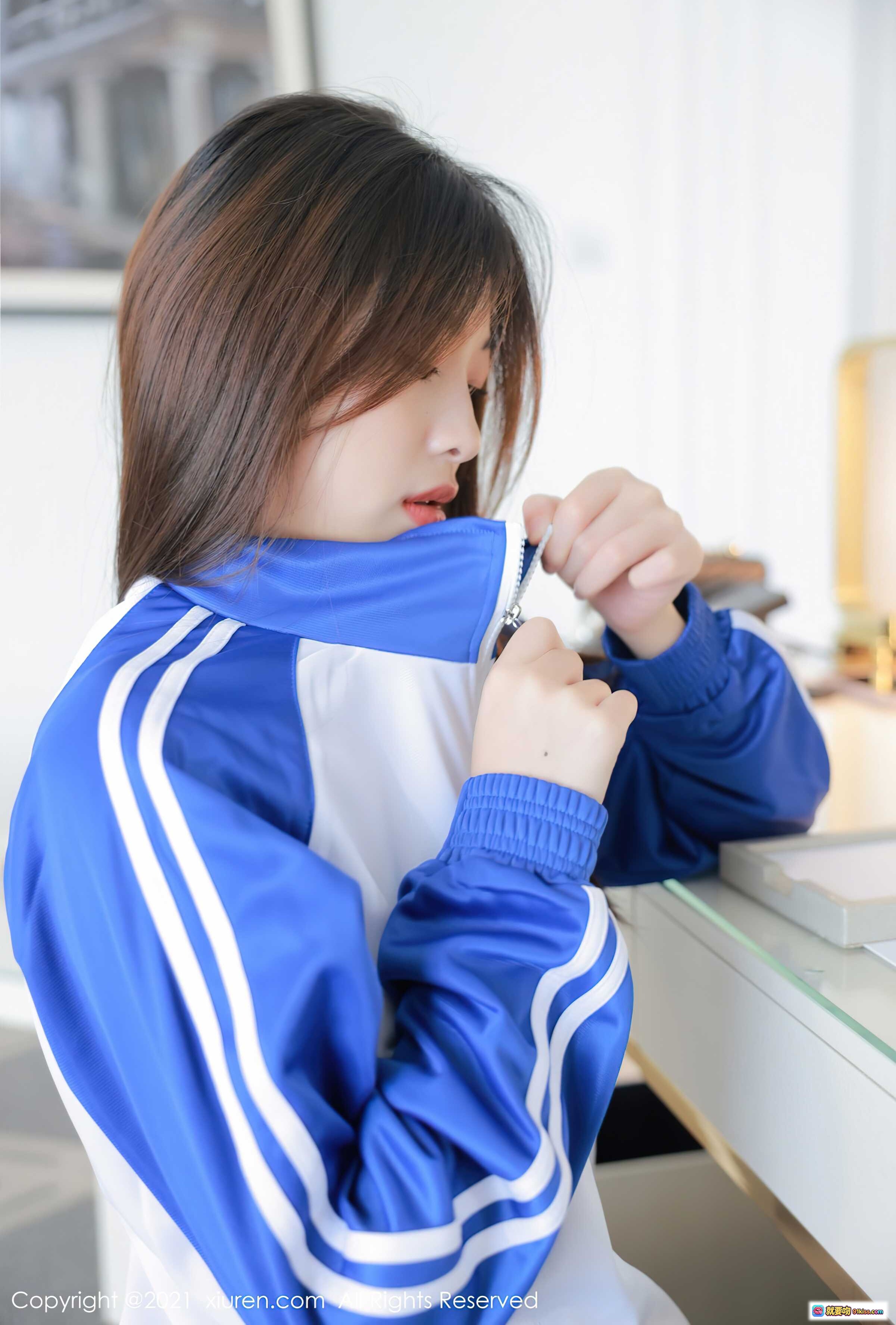 图片[5] - 明日花桃桃戴黑框眼镜穿蓝白运动服微笑开门 甜美校园风写真 XiuRen秀人网No.3875 - 就要吻