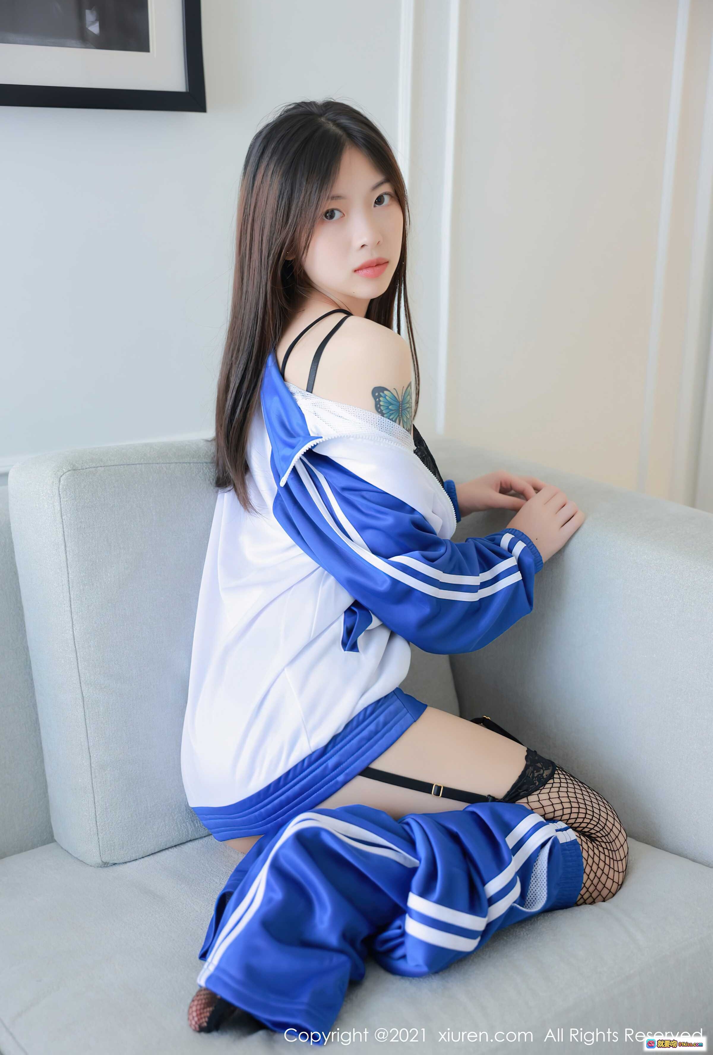 图片[7] - 明日花桃桃戴黑框眼镜穿蓝白运动服微笑开门 甜美校园风写真 XiuRen秀人网No.3875 - 就要吻