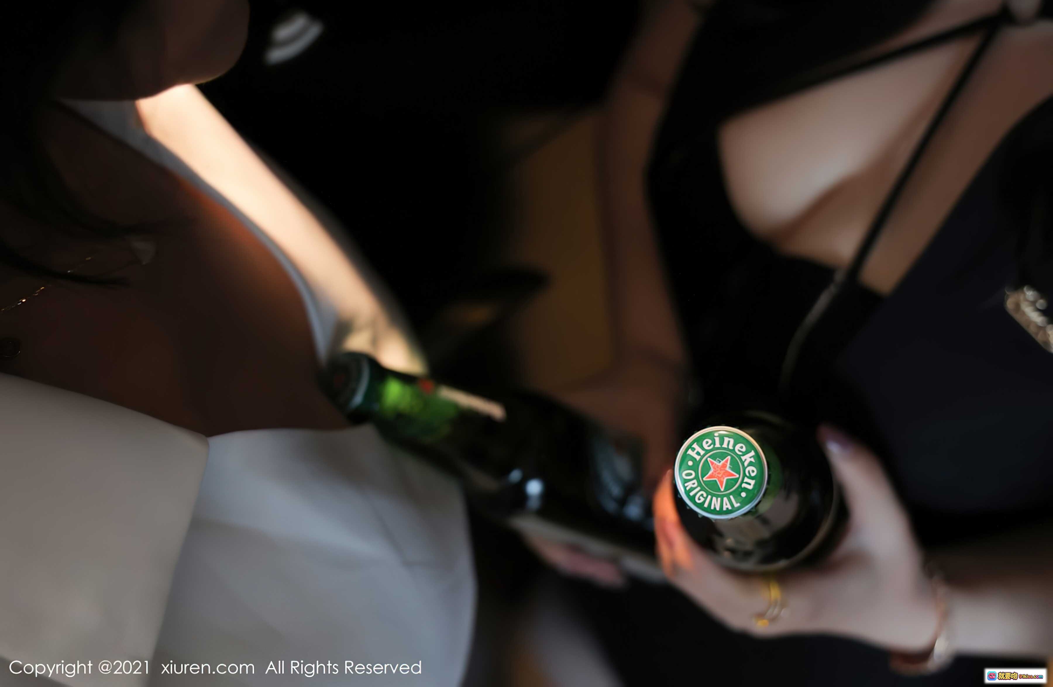 图片[4] - 酒店客房电话操作特写｜优雅女性手按按键｜现代简约床头柜设计｜温馨室内灯光氛围 - 就要吻