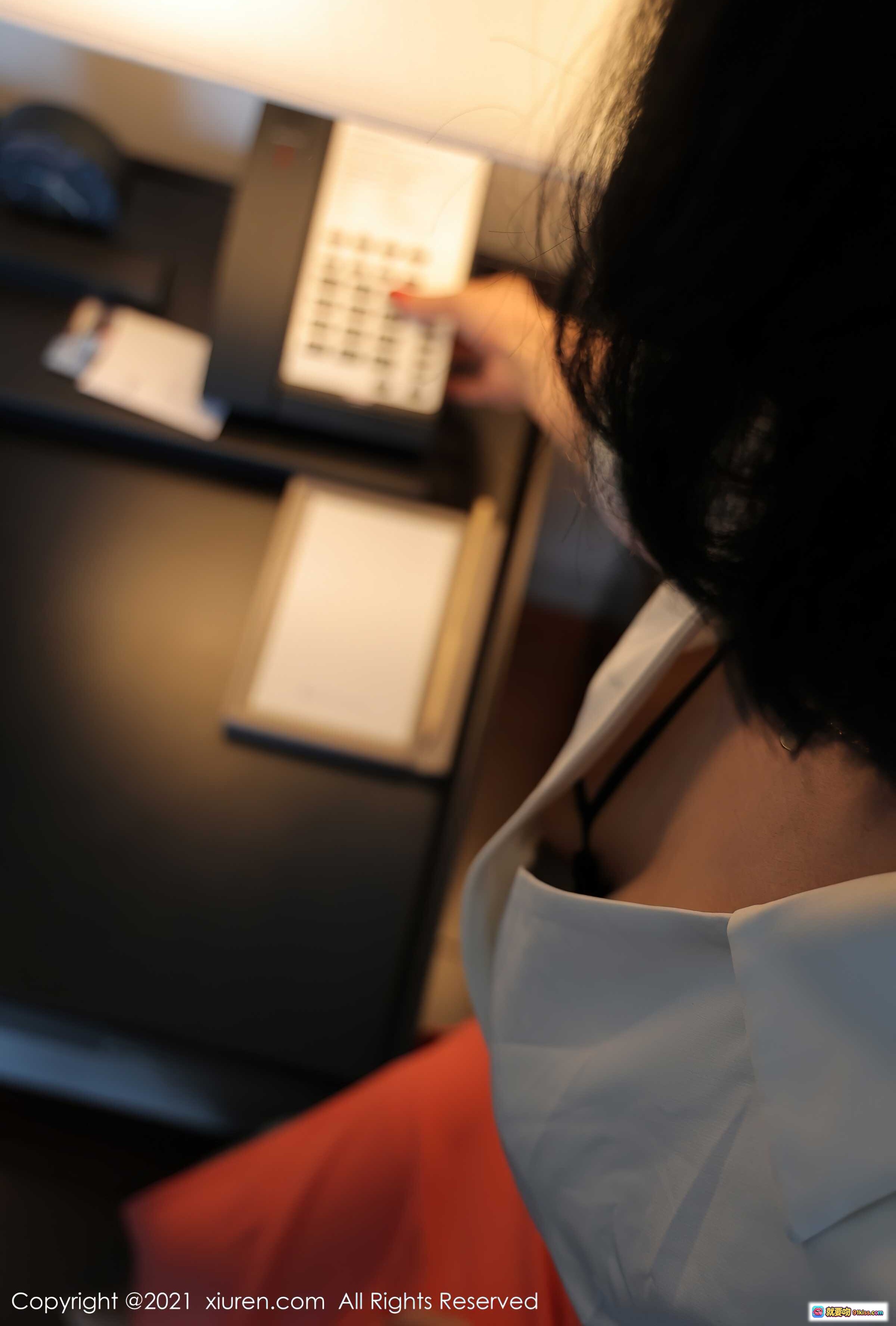 图片[2] - 酒店客房电话操作特写｜优雅女性手按按键｜现代简约床头柜设计｜温馨室内灯光氛围 - 就要吻