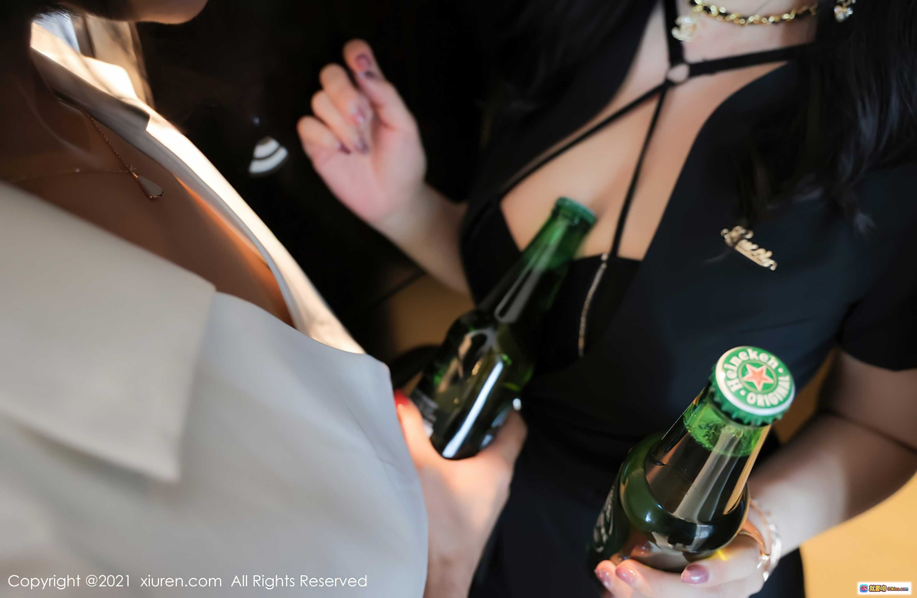 图片[5] - 酒店客房电话操作特写｜优雅女性手按按键｜现代简约床头柜设计｜温馨室内灯光氛围 - 就要吻