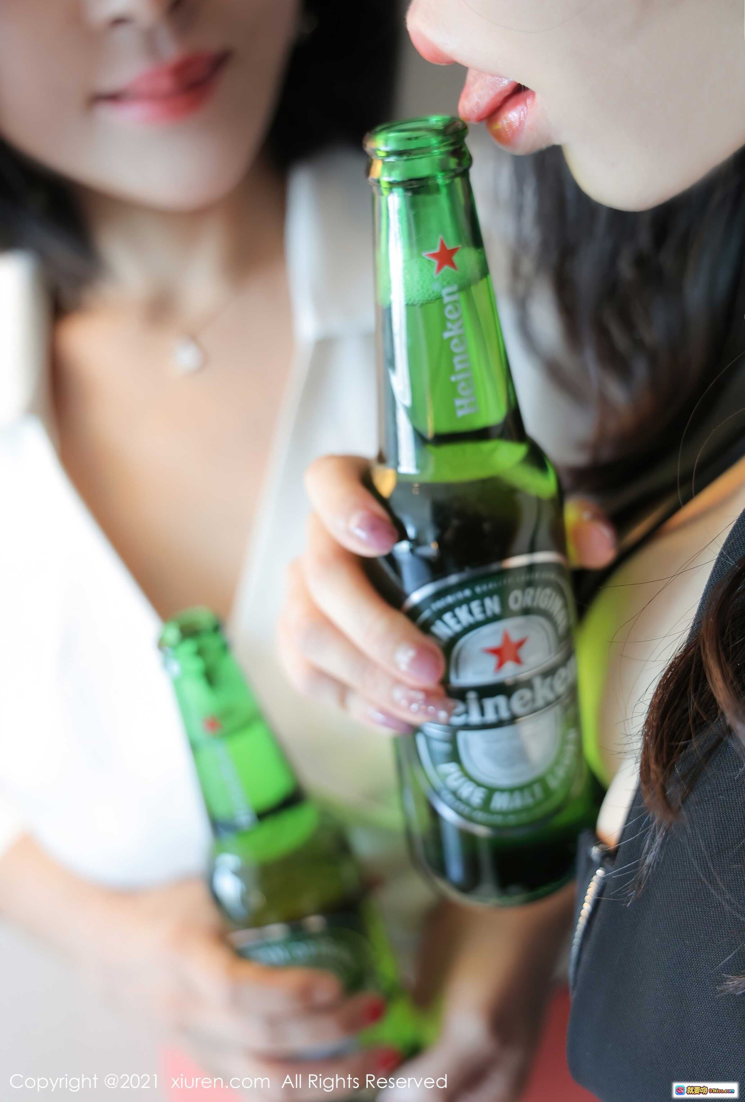 图片[8] - 酒店客房电话操作特写｜优雅女性手按按键｜现代简约床头柜设计｜温馨室内灯光氛围 - 就要吻