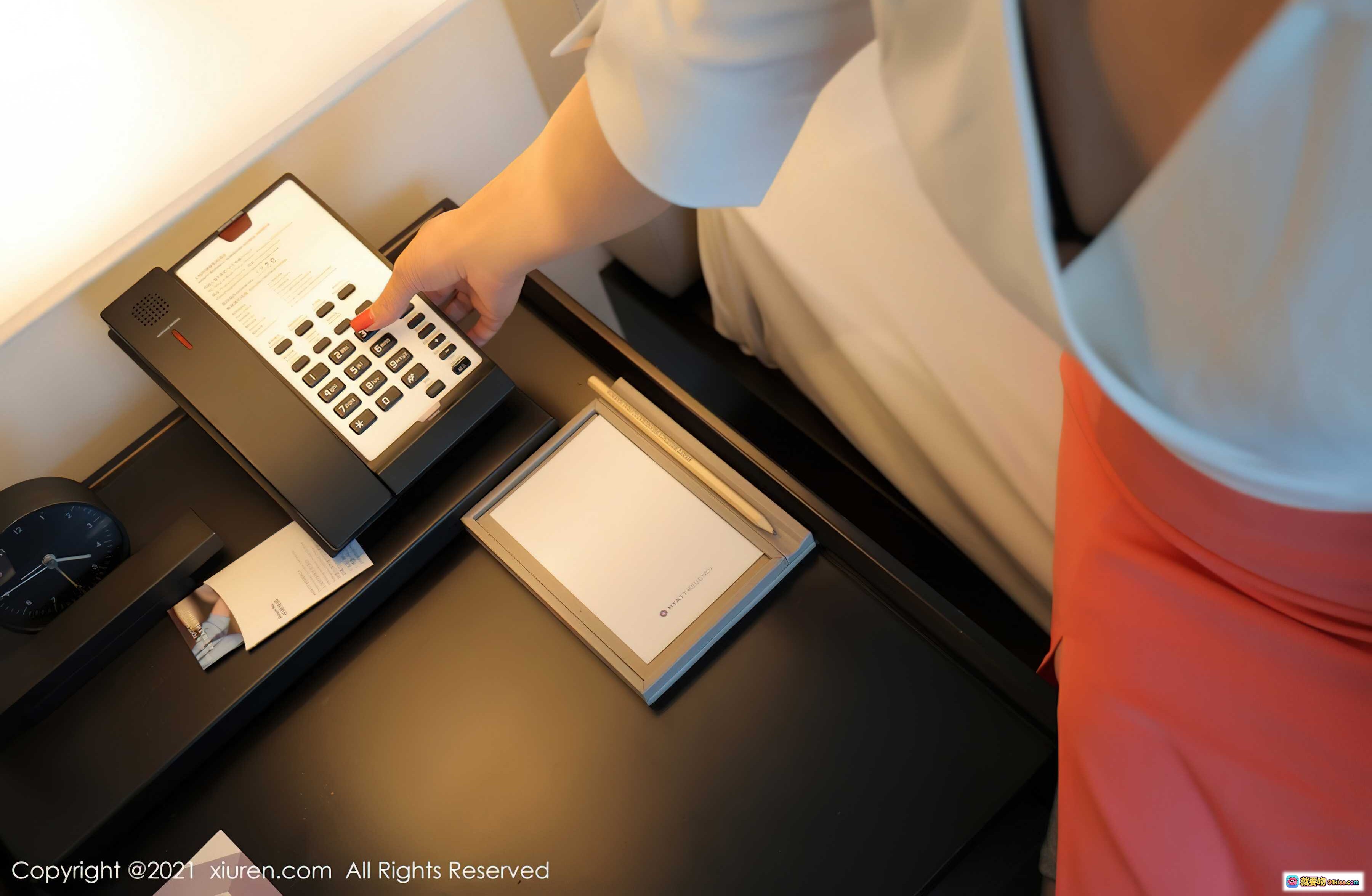 图片[1] - 酒店客房电话操作特写｜优雅女性手按按键｜现代简约床头柜设计｜温馨室内灯光氛围 - 就要吻