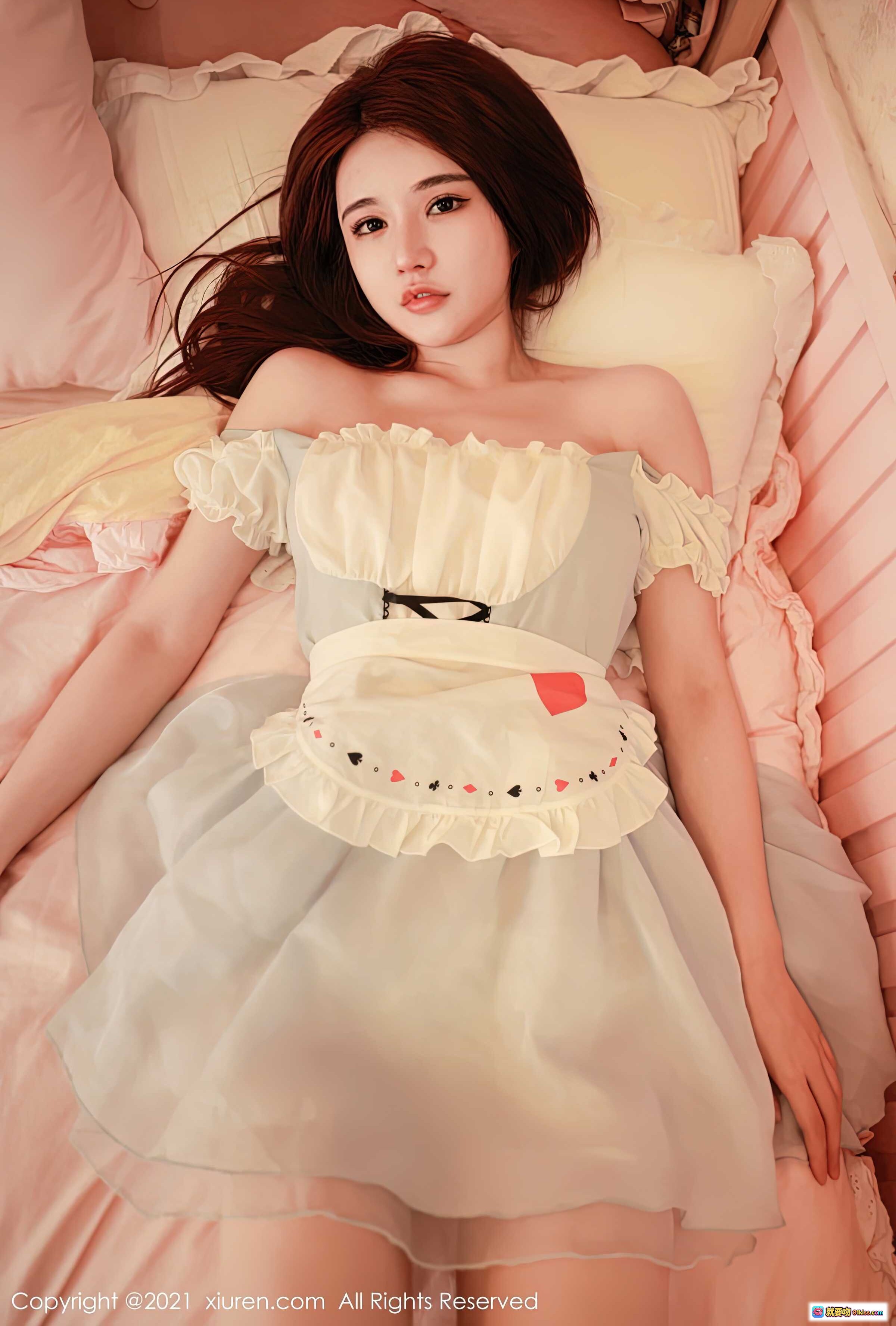 图片[9] - 小雨baby甜美写真 | XiuRen秀人网No.3552 | 蓝白洛丽塔裙+蕾丝袜 | 粉色复古房间 | 优雅坐姿美腿特写 - 就要吻