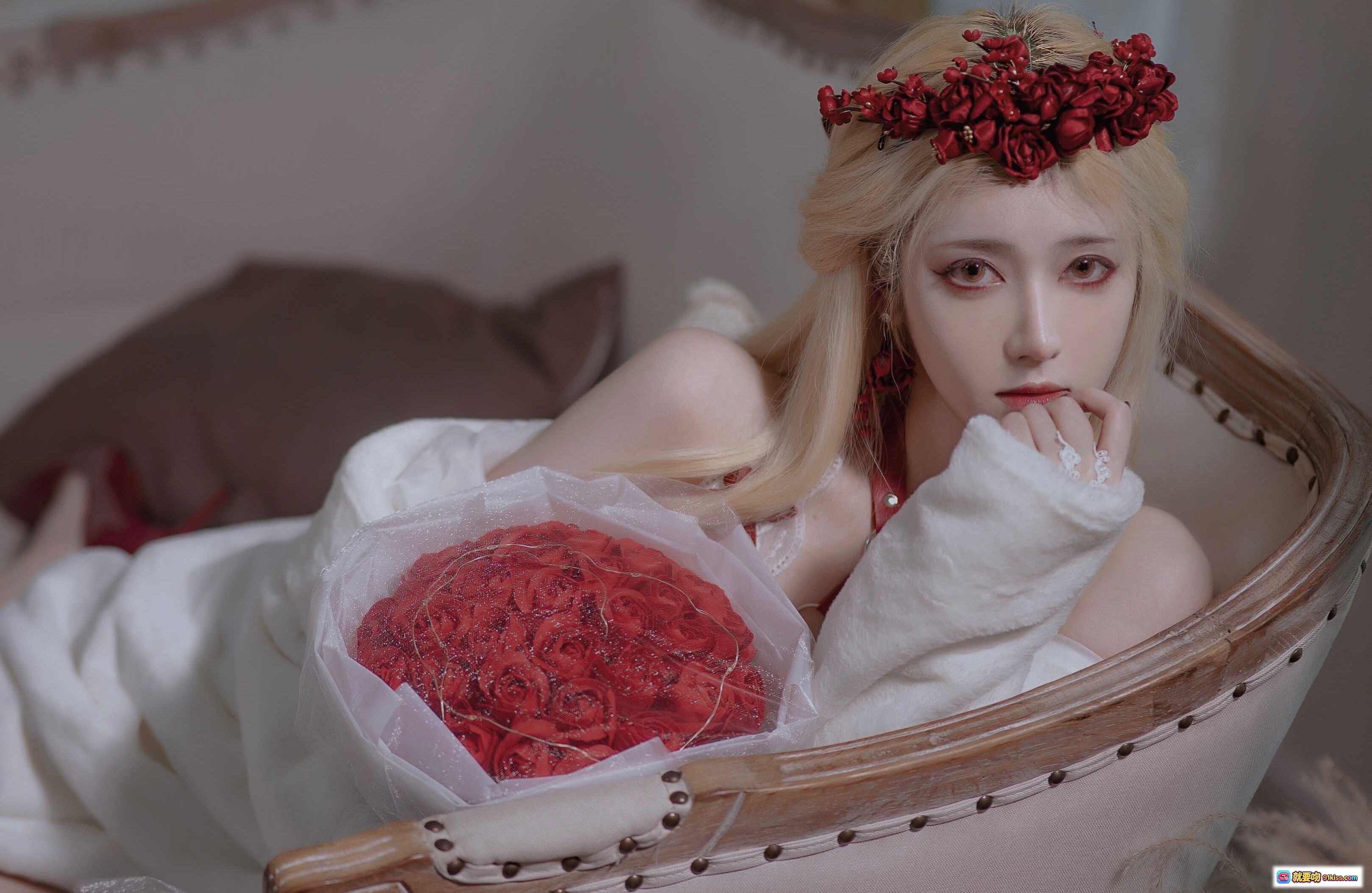 图片[10] - 南桃Momoko NO.080 玫瑰主题写真 | 金发红花冠少女 | 白纱红内衣性感躺卧 | 26P高清图集 - 就要吻