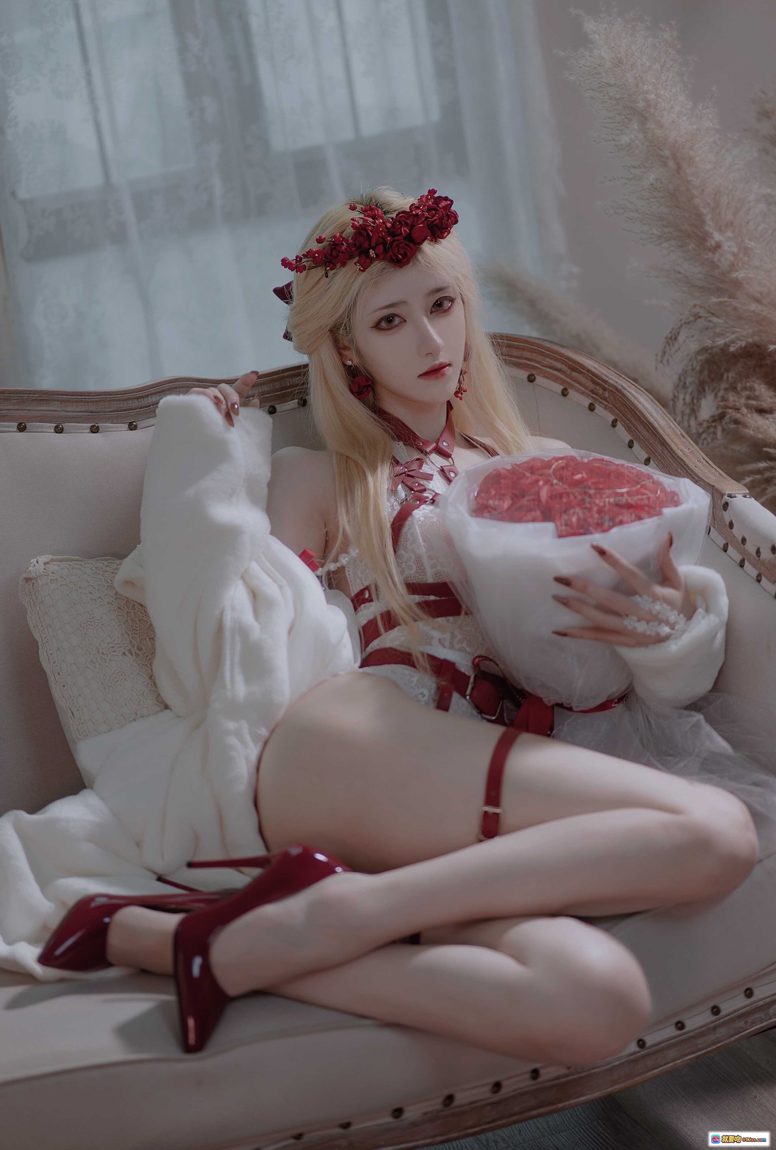 图片[5] - 南桃Momoko NO.080 玫瑰主题写真 | 金发红花冠少女 | 白纱红内衣性感躺卧 | 26P高清图集 - 就要吻