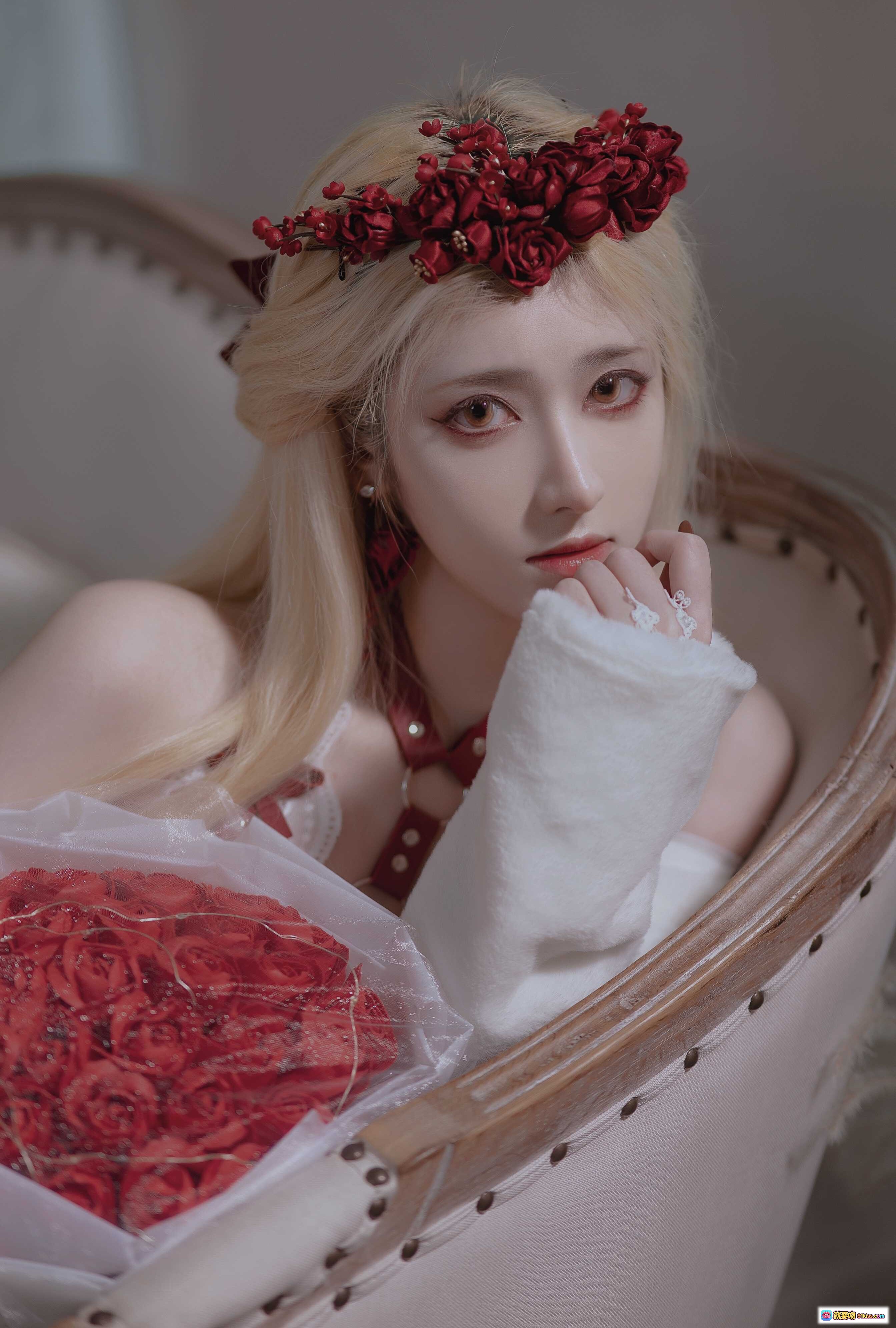 图片[2] - 南桃Momoko NO.080 玫瑰主题写真 | 金发红花冠少女 | 白纱红内衣性感躺卧 | 26P高清图集 - 就要吻