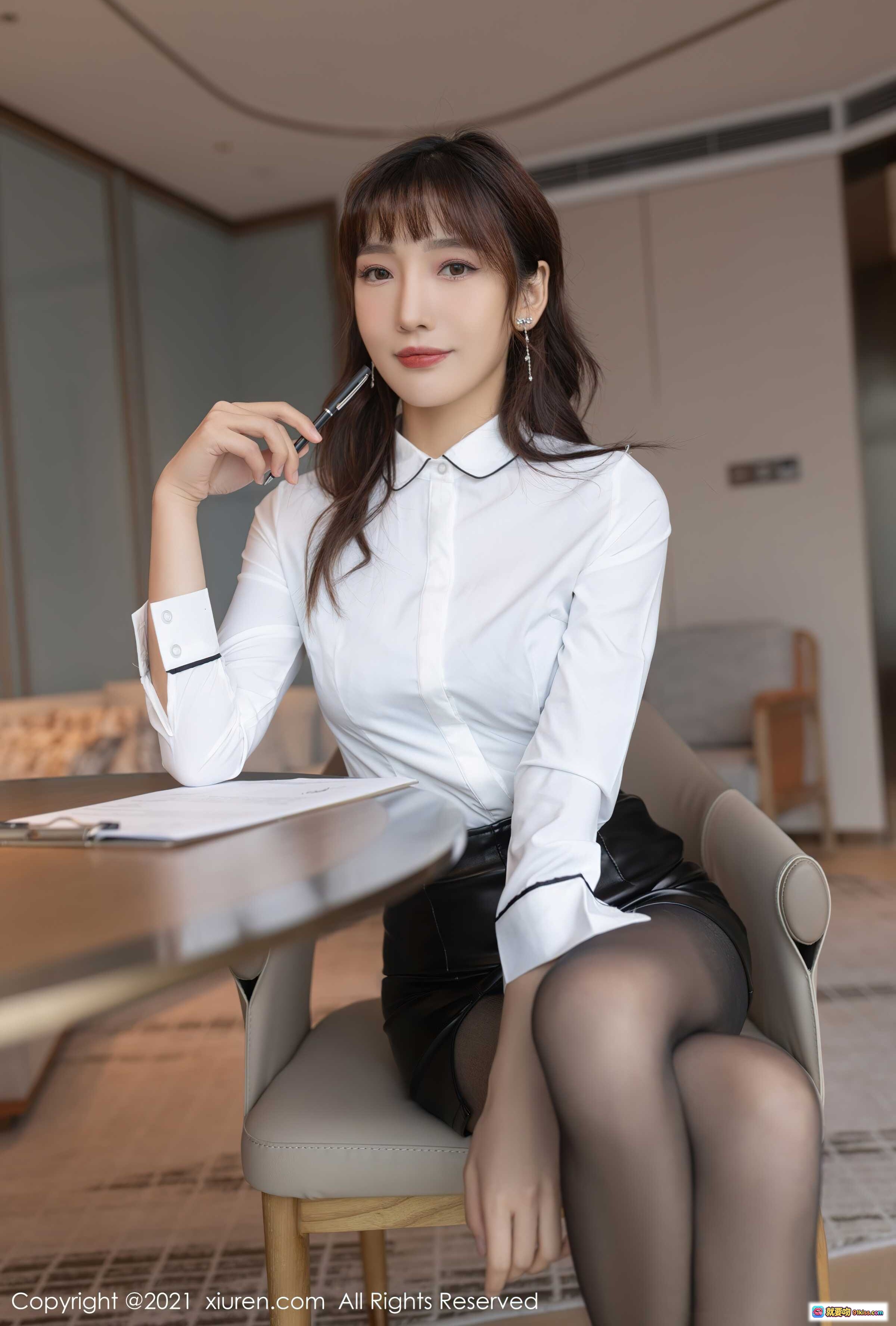图片[7] - 陆萱萱白衬衫黑皮裙黑丝高跟职场写真 | XIUREN秀人网2021.10.14 No.4068 - 就要吻