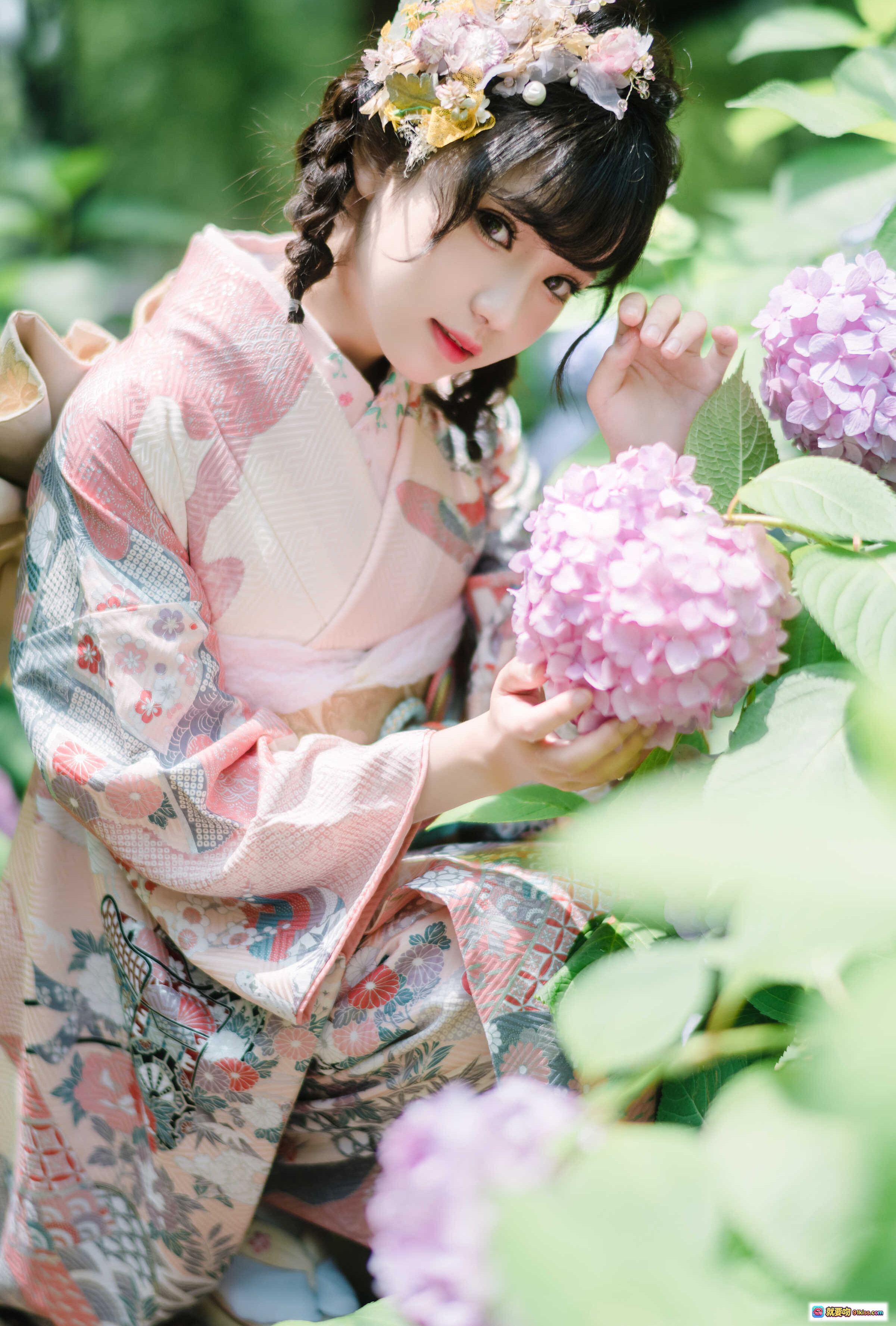 图片[9] - 花柒Hana NO.009 绣球花和服写真｜日系少女风｜粉色系和风穿搭｜自然绿植背景｜精致发饰与传统纹样｜18P高清图集 - 就要吻