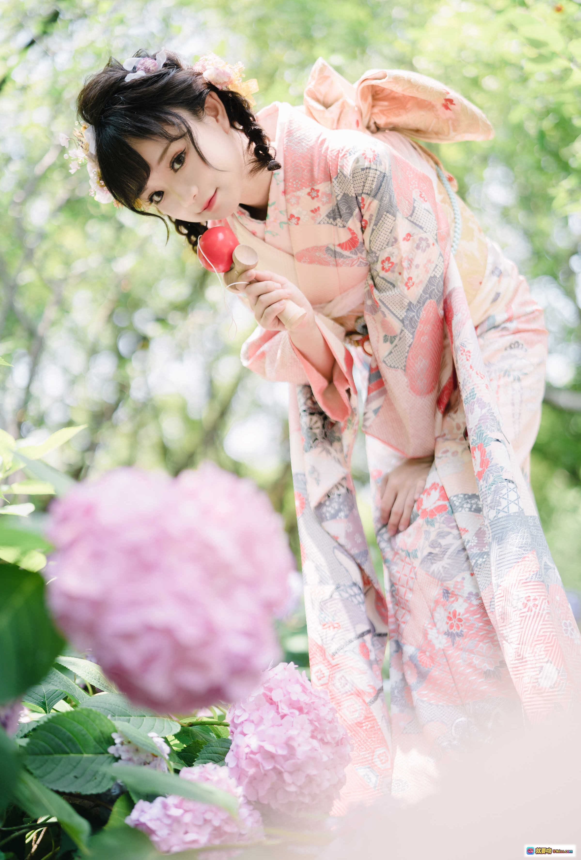 图片[4] - 花柒Hana NO.009 绣球花和服写真｜日系少女风｜粉色系和风穿搭｜自然绿植背景｜精致发饰与传统纹样｜18P高清图集 - 就要吻