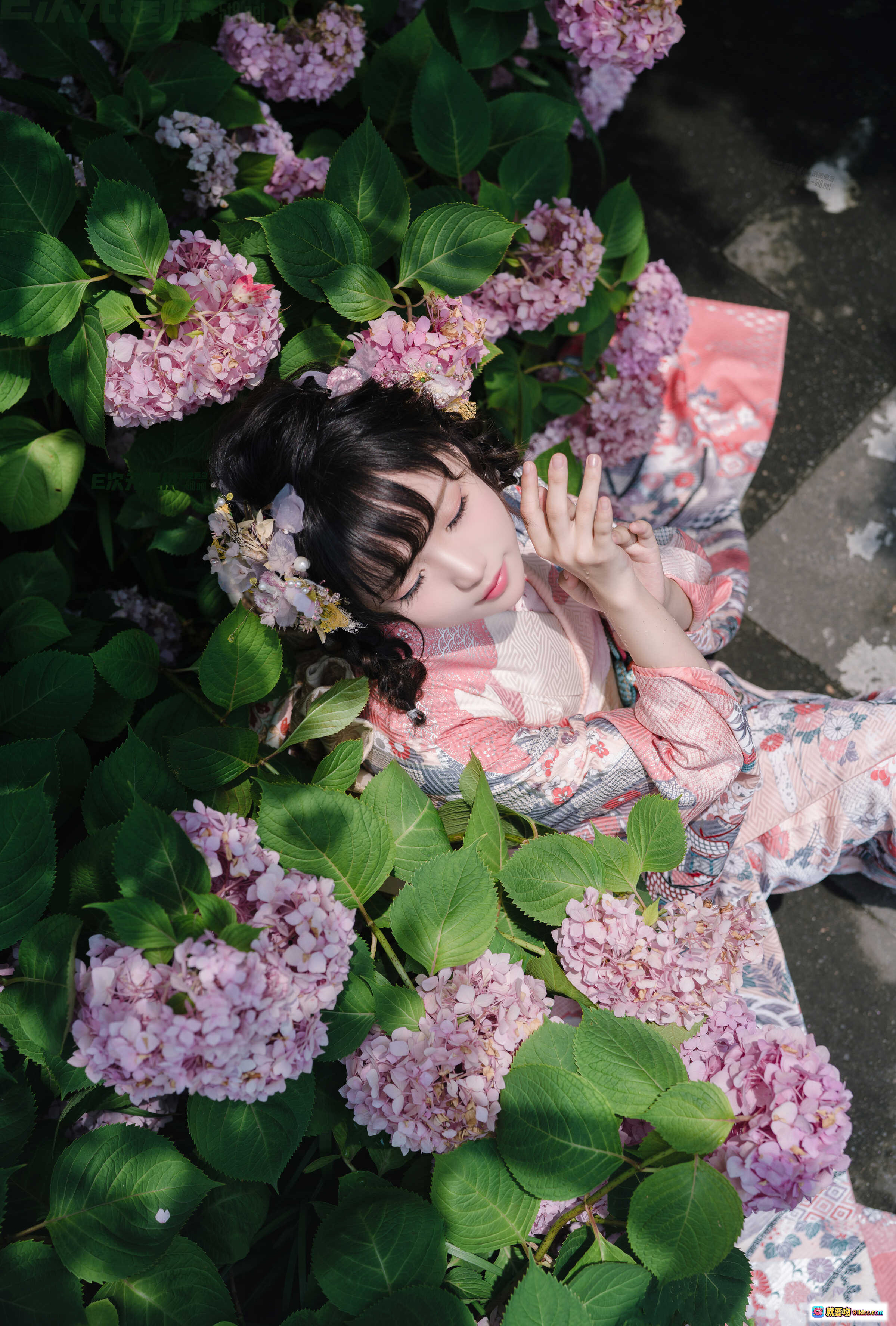 图片[5] - 花柒Hana NO.009 绣球花和服写真｜日系少女风｜粉色系和风穿搭｜自然绿植背景｜精致发饰与传统纹样｜18P高清图集 - 就要吻