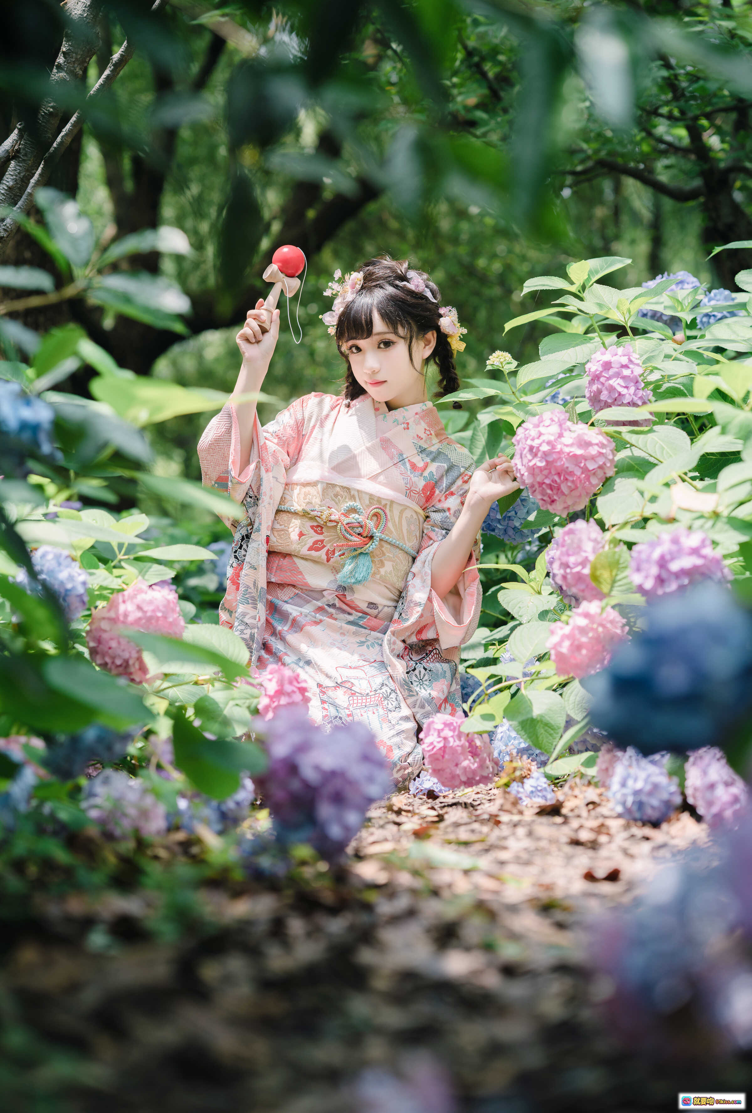 图片[2] - 花柒Hana NO.009 绣球花和服写真｜日系少女风｜粉色系和风穿搭｜自然绿植背景｜精致发饰与传统纹样｜18P高清图集 - 就要吻
