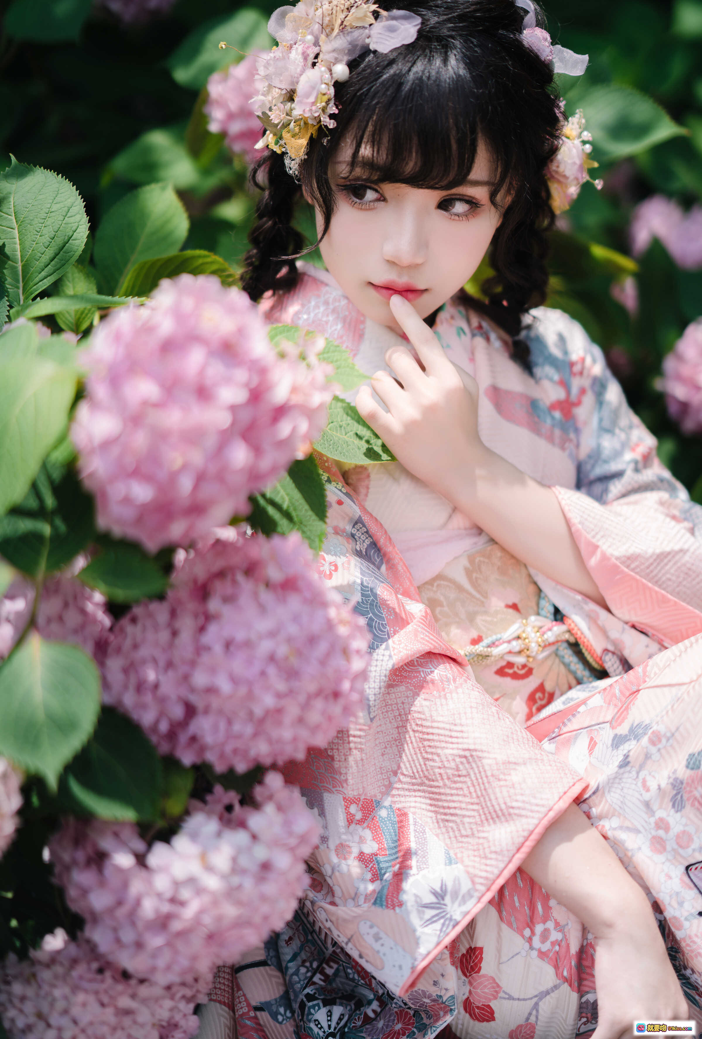 图片[7] - 花柒Hana NO.009 绣球花和服写真｜日系少女风｜粉色系和风穿搭｜自然绿植背景｜精致发饰与传统纹样｜18P高清图集 - 就要吻