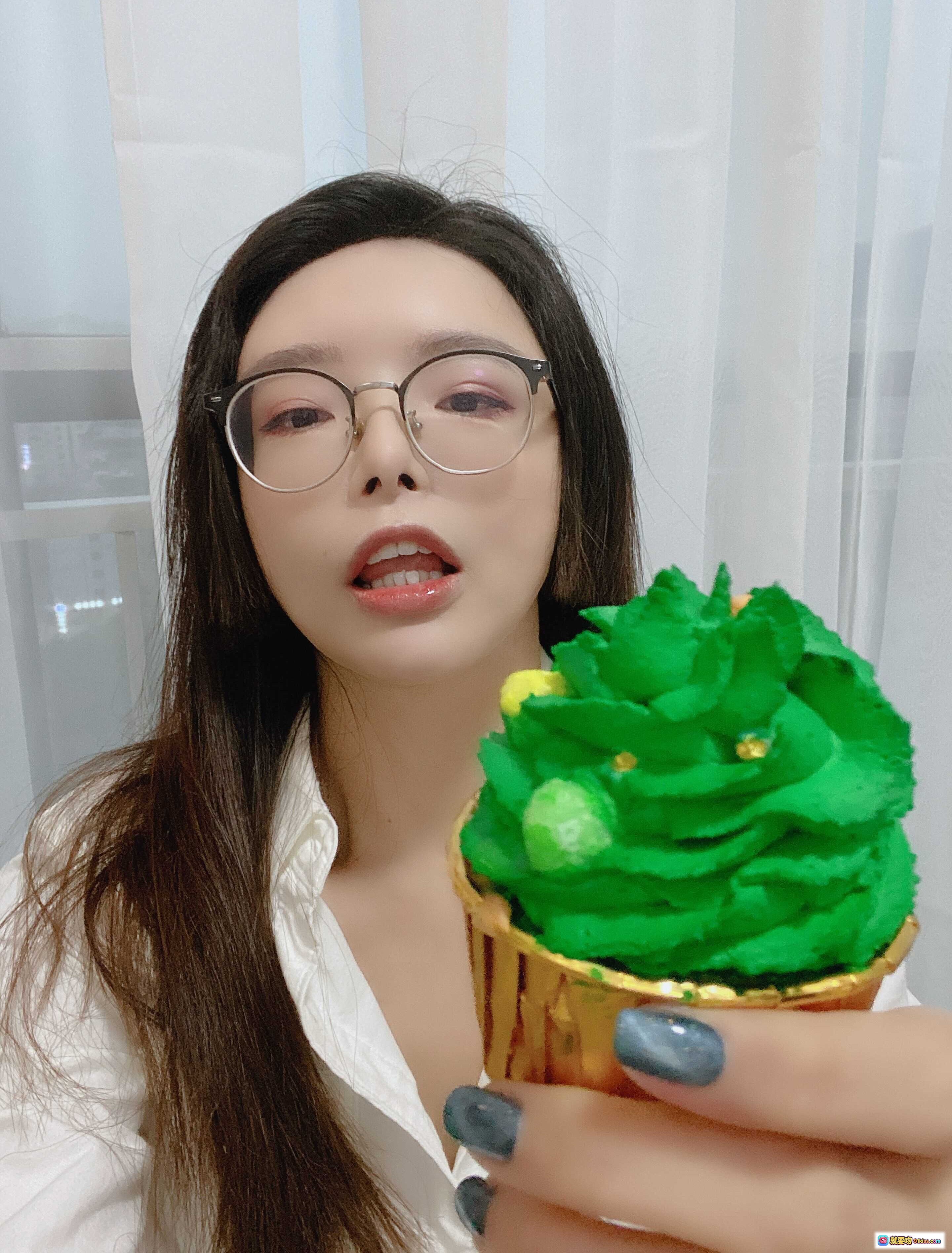 图片[4] - 秋和柯基NO.027圣诞自拍：白衬衫红内衣蕾丝裙性感写真15P - 就要吻