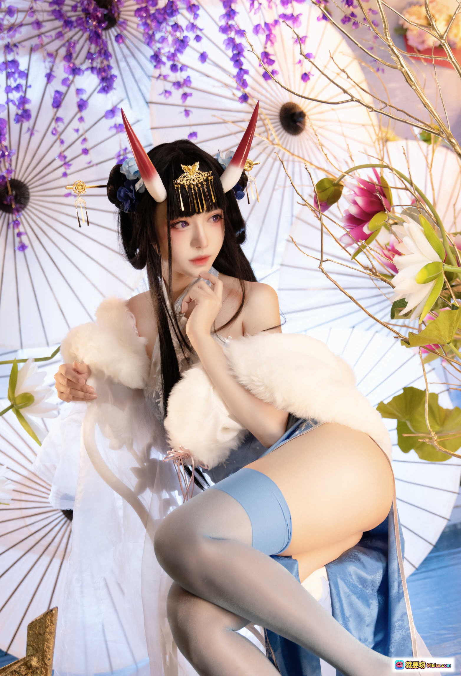 图片[9] - Shika小鹿鹿NO.080能代旗袍写真｜日系和风cosplay｜紫藤花伞下美少女｜白色毛绒披肩＋灰丝长腿＋精致角饰造型 - 就要吻