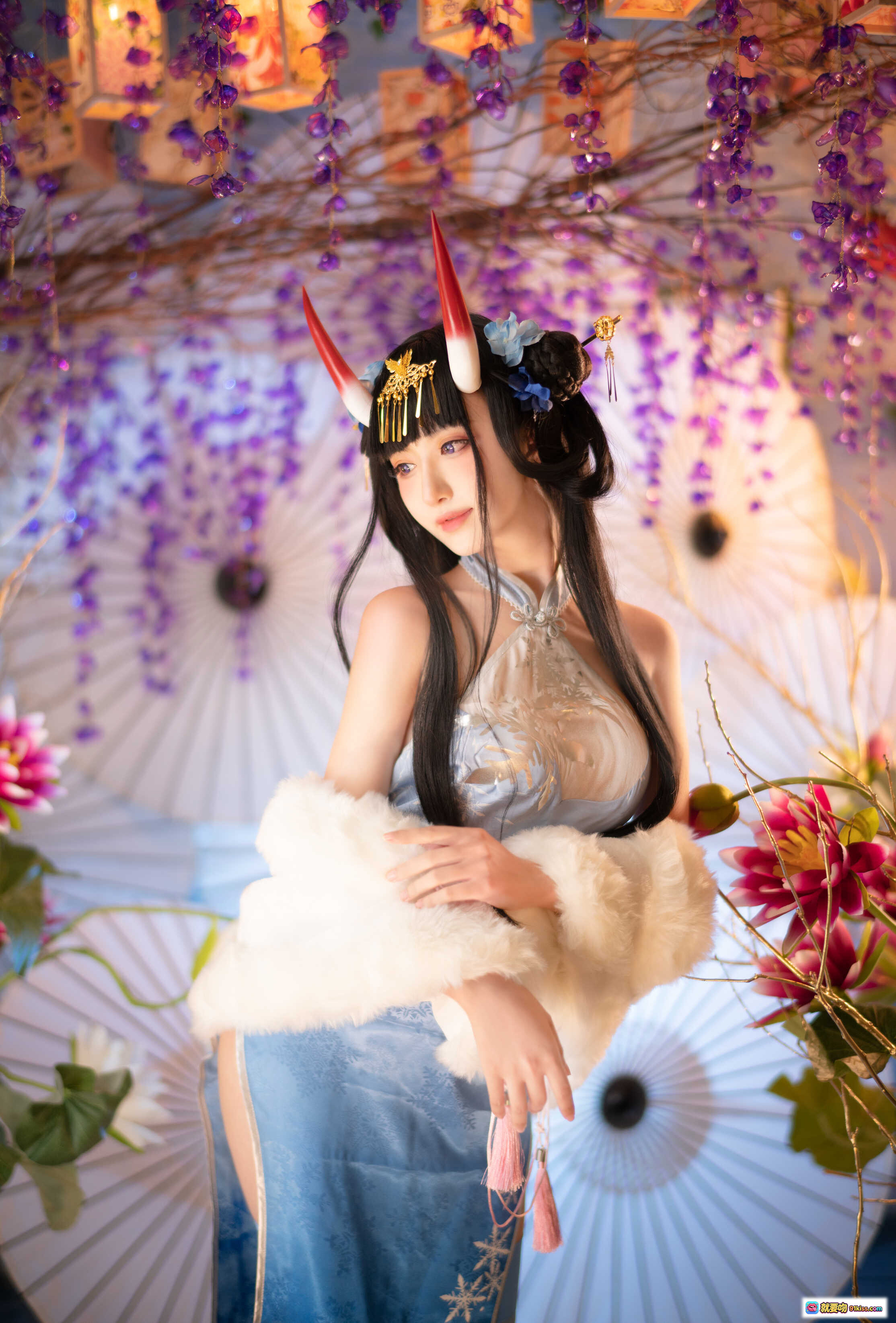 图片[5] - Shika小鹿鹿NO.080能代旗袍写真｜日系和风cosplay｜紫藤花伞下美少女｜白色毛绒披肩＋灰丝长腿＋精致角饰造型 - 就要吻