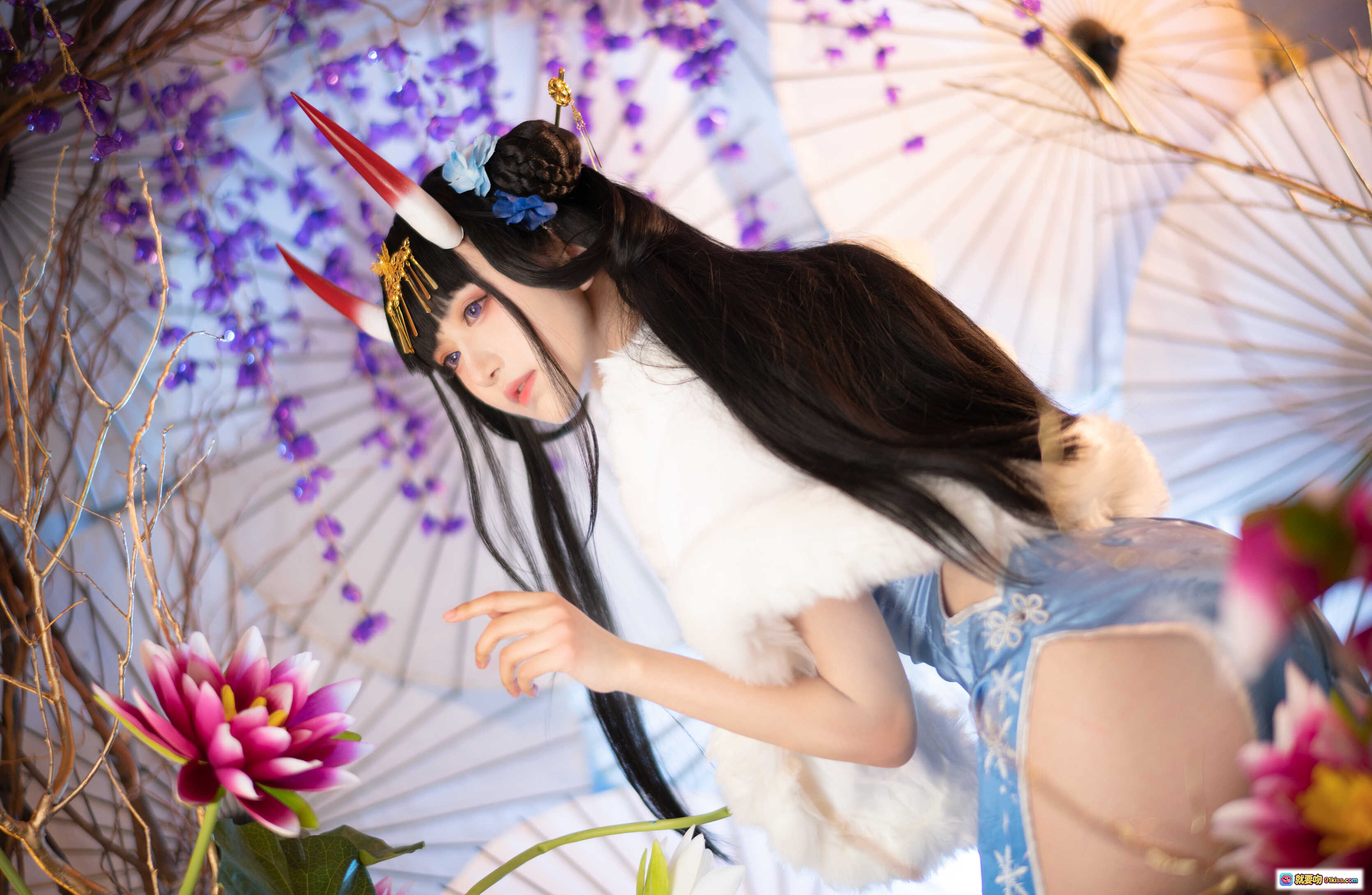 图片[7] - Shika小鹿鹿NO.080能代旗袍写真｜日系和风cosplay｜紫藤花伞下美少女｜白色毛绒披肩＋灰丝长腿＋精致角饰造型 - 就要吻