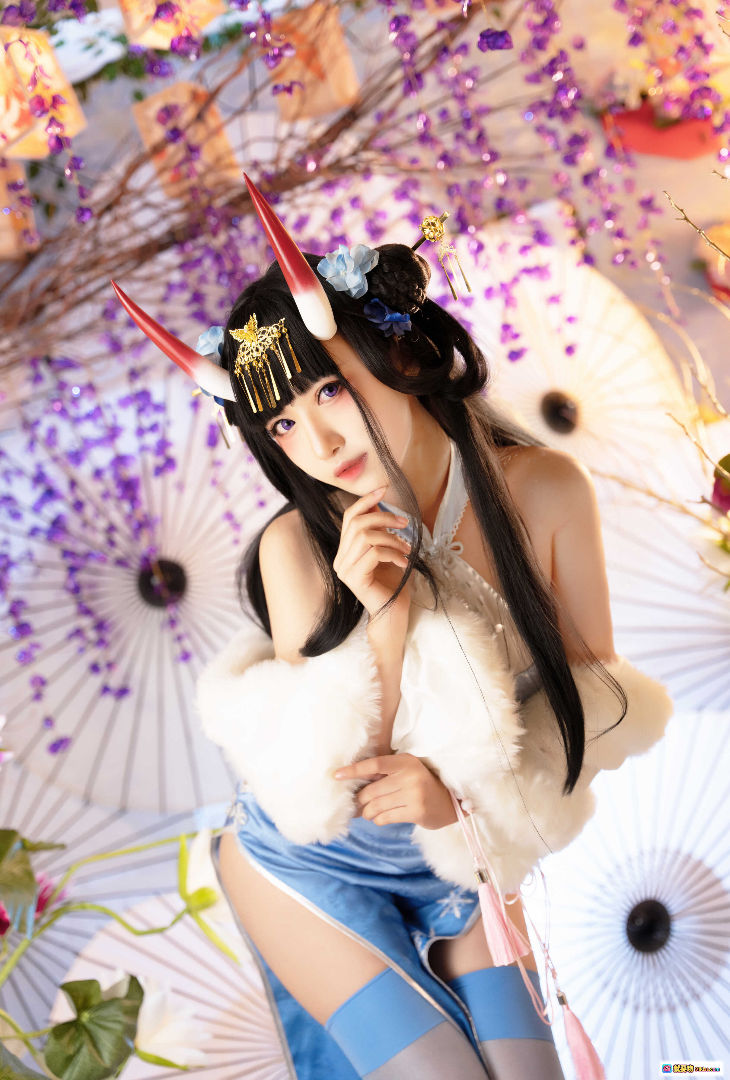 图片[10] - Shika小鹿鹿NO.080能代旗袍写真｜日系和风cosplay｜紫藤花伞下美少女｜白色毛绒披肩＋灰丝长腿＋精致角饰造型 - 就要吻
