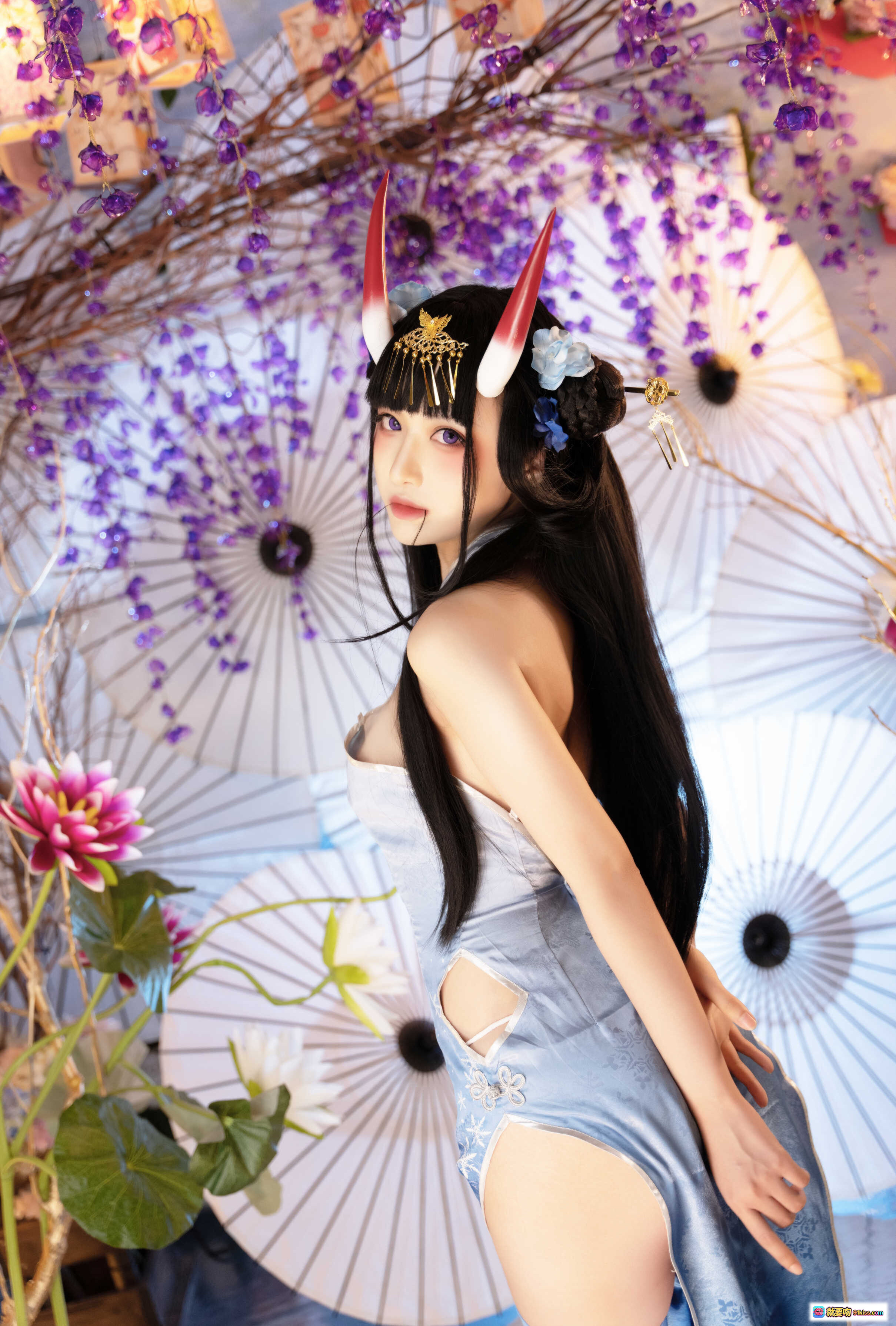 图片[3] - Shika小鹿鹿NO.080能代旗袍写真｜日系和风cosplay｜紫藤花伞下美少女｜白色毛绒披肩＋灰丝长腿＋精致角饰造型 - 就要吻