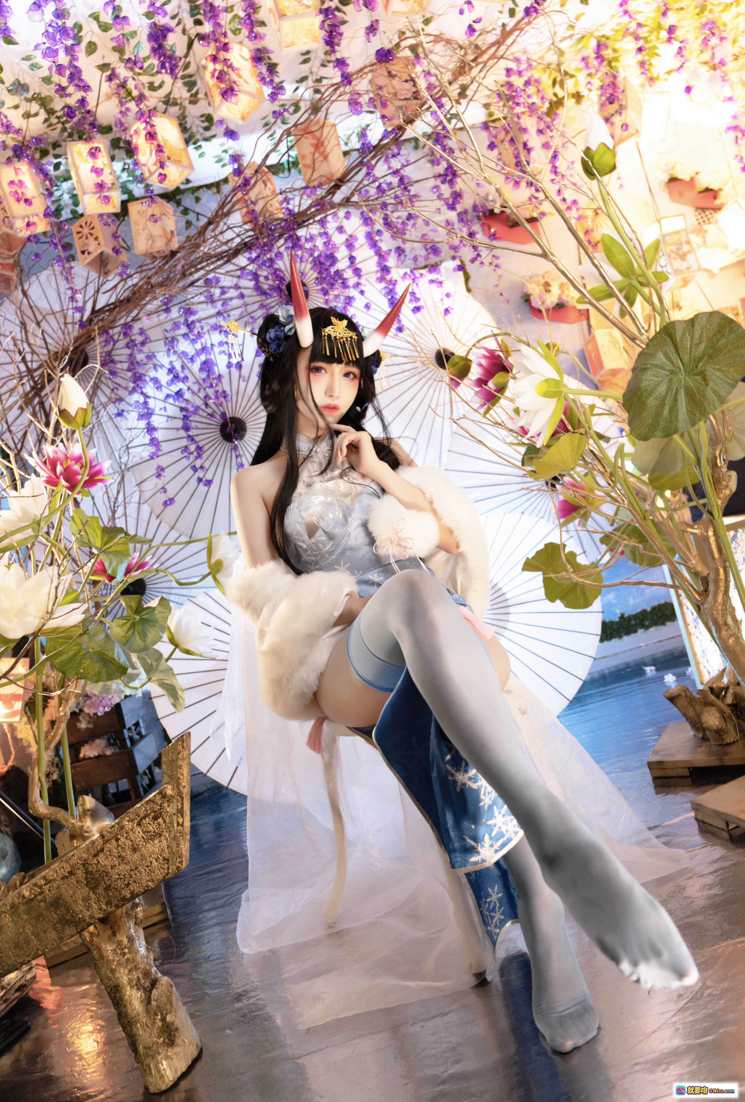 图片[1] - Shika小鹿鹿NO.080能代旗袍写真｜日系和风cosplay｜紫藤花伞下美少女｜白色毛绒披肩＋灰丝长腿＋精致角饰造型 - 就要吻