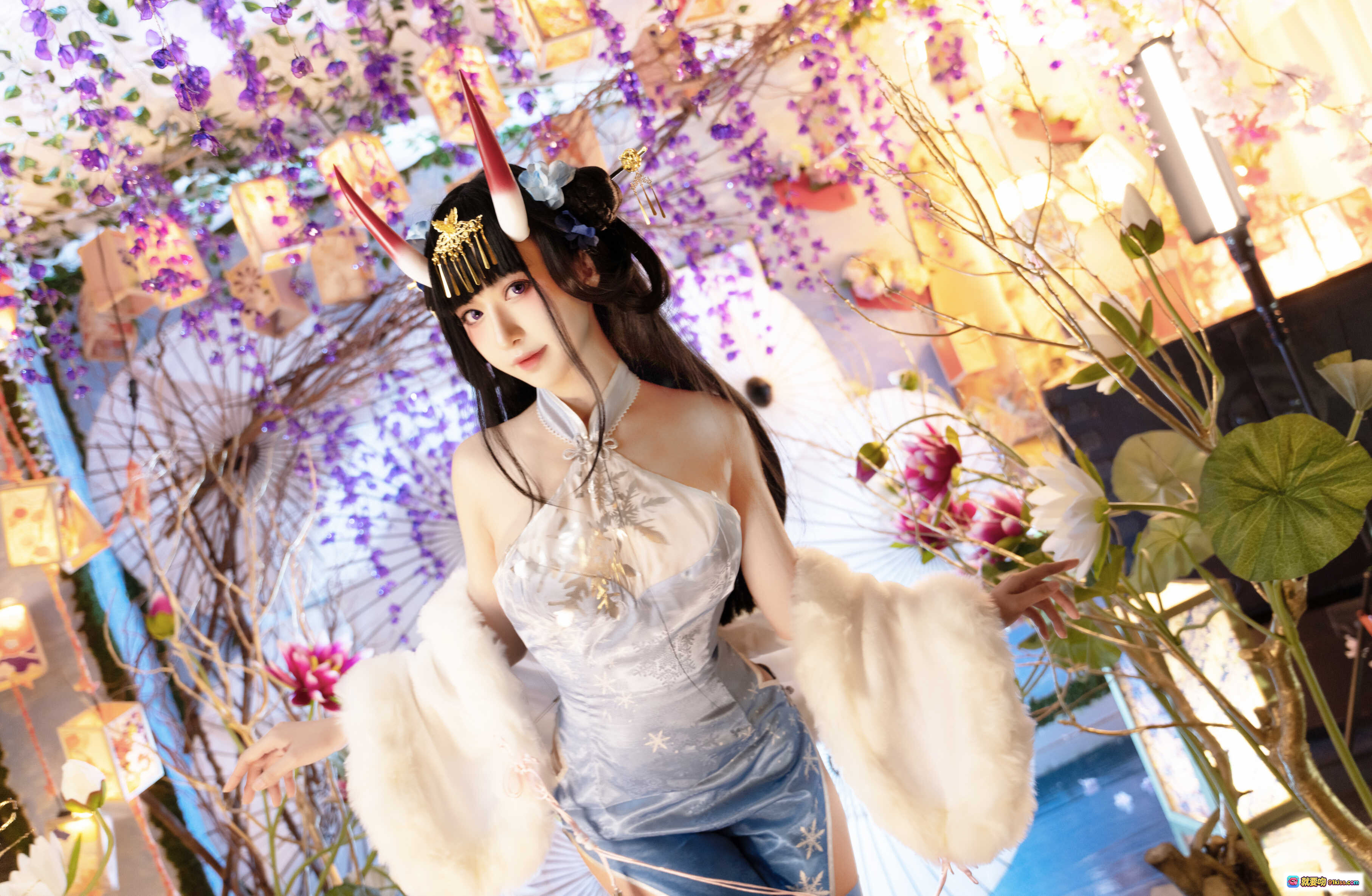 图片[2] - Shika小鹿鹿NO.080能代旗袍写真｜日系和风cosplay｜紫藤花伞下美少女｜白色毛绒披肩＋灰丝长腿＋精致角饰造型 - 就要吻