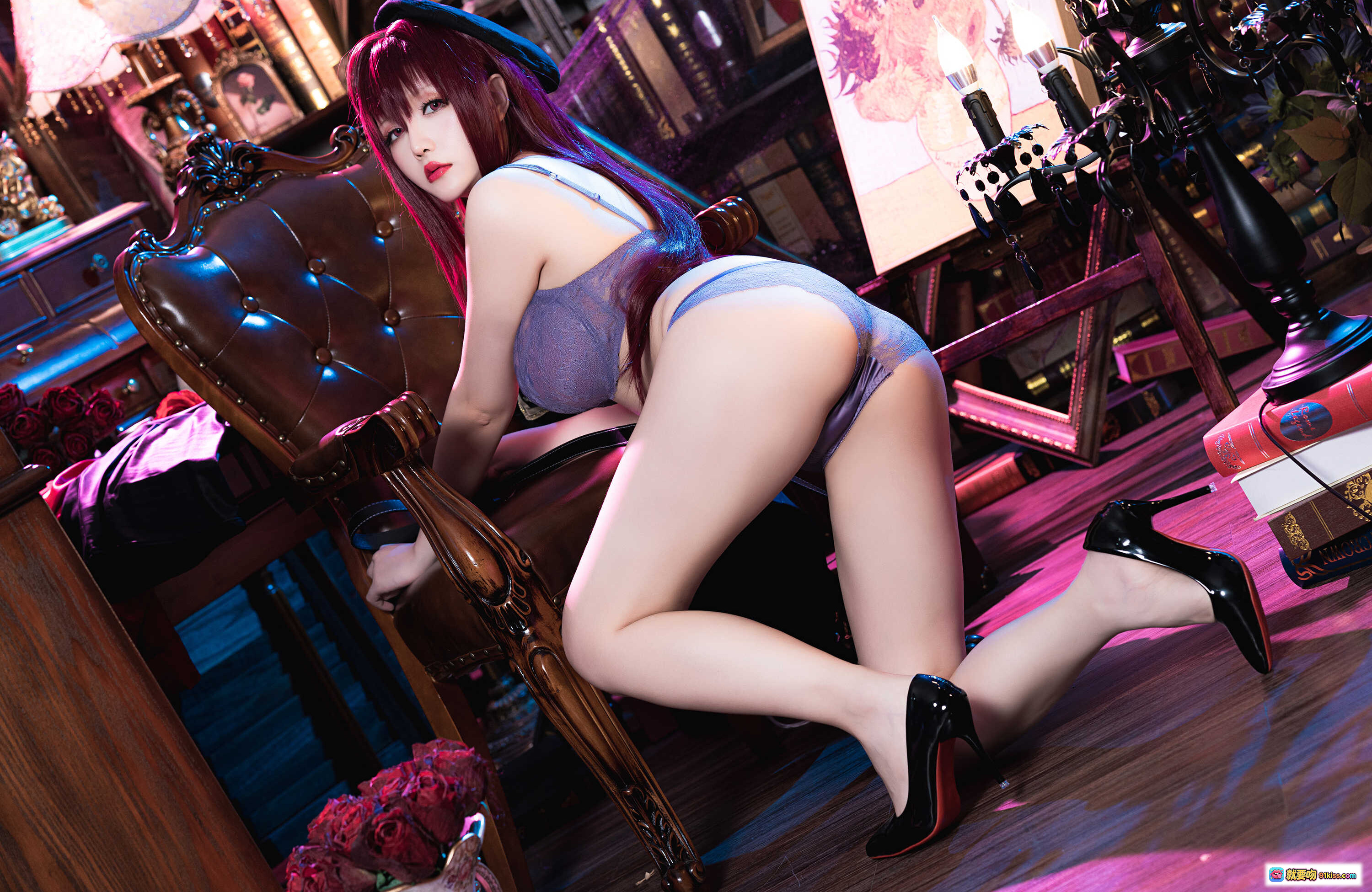 图片[2] - 星之迟迟NO.095斯卡哈真红教枪Cosplay写真｜华丽暗黑风制服美腿坐姿摄影集 - 就要吻