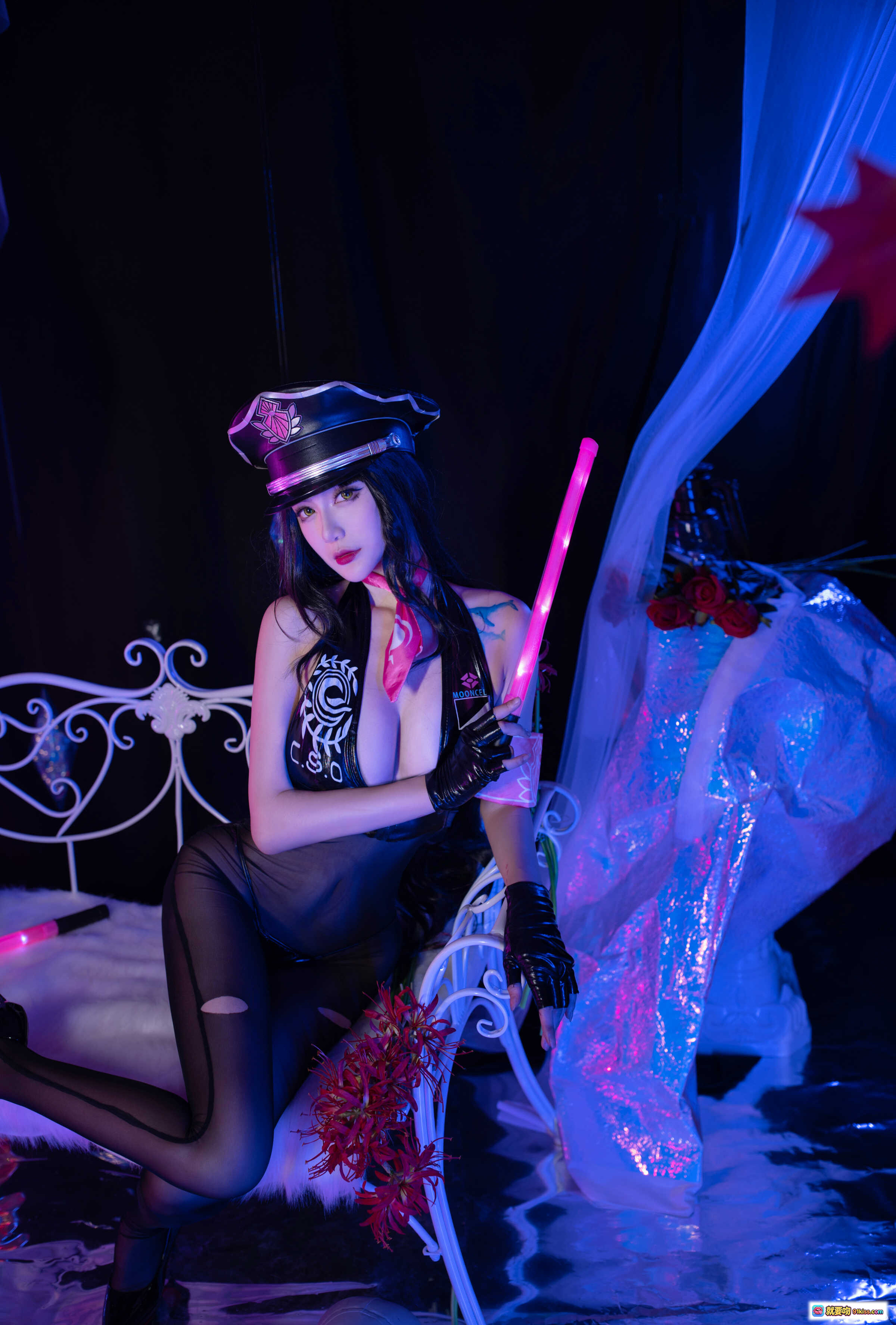 图片[6] - 一米八大梨子NO.013杀生院祈荒Cosplay写真｜黑皮警帽+粉光棒+蕾丝内衣+透明丝袜+暗黑系舞台风25P高清图集 - 就要吻