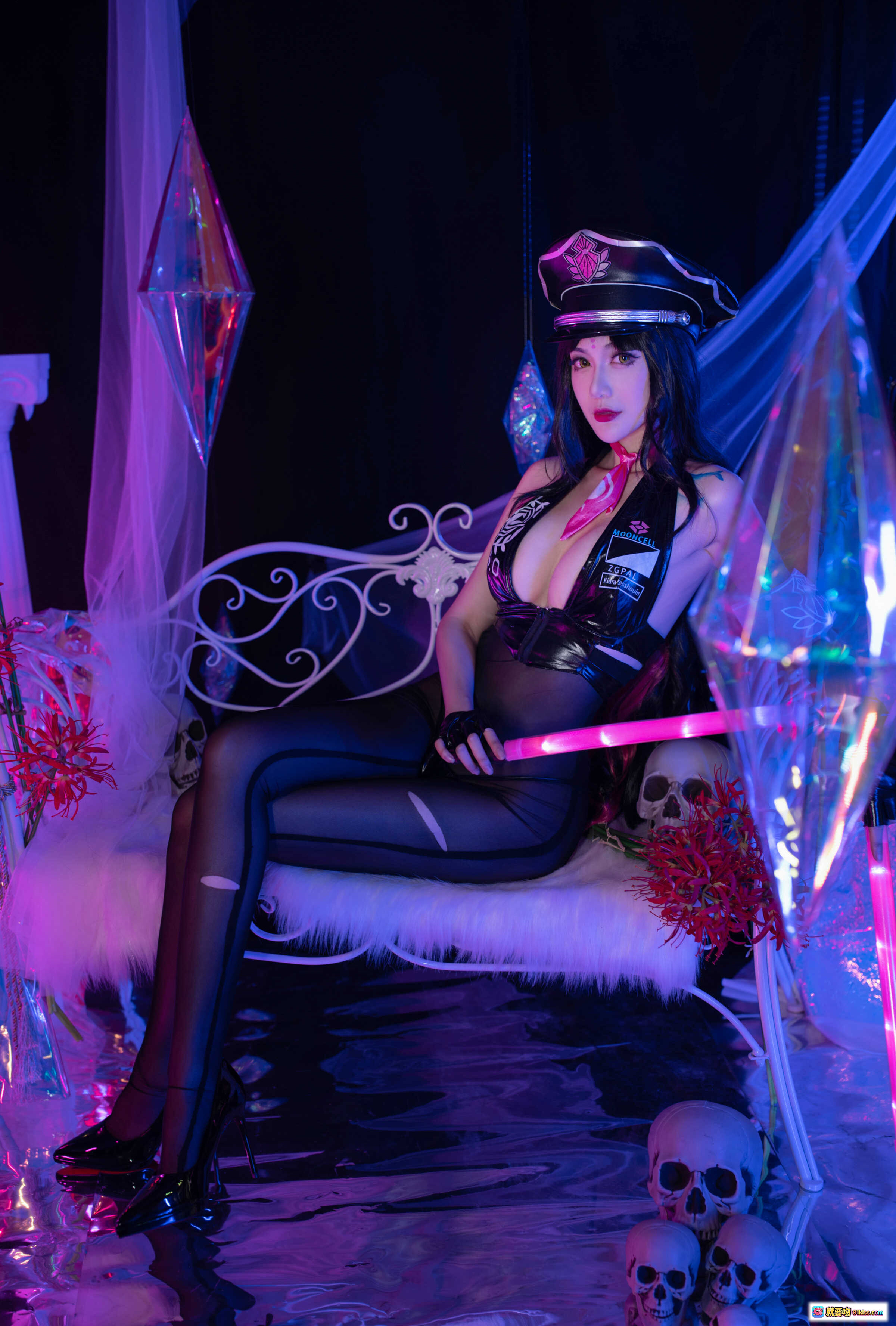 图片[5] - 一米八大梨子NO.013杀生院祈荒Cosplay写真｜黑皮警帽+粉光棒+蕾丝内衣+透明丝袜+暗黑系舞台风25P高清图集 - 就要吻