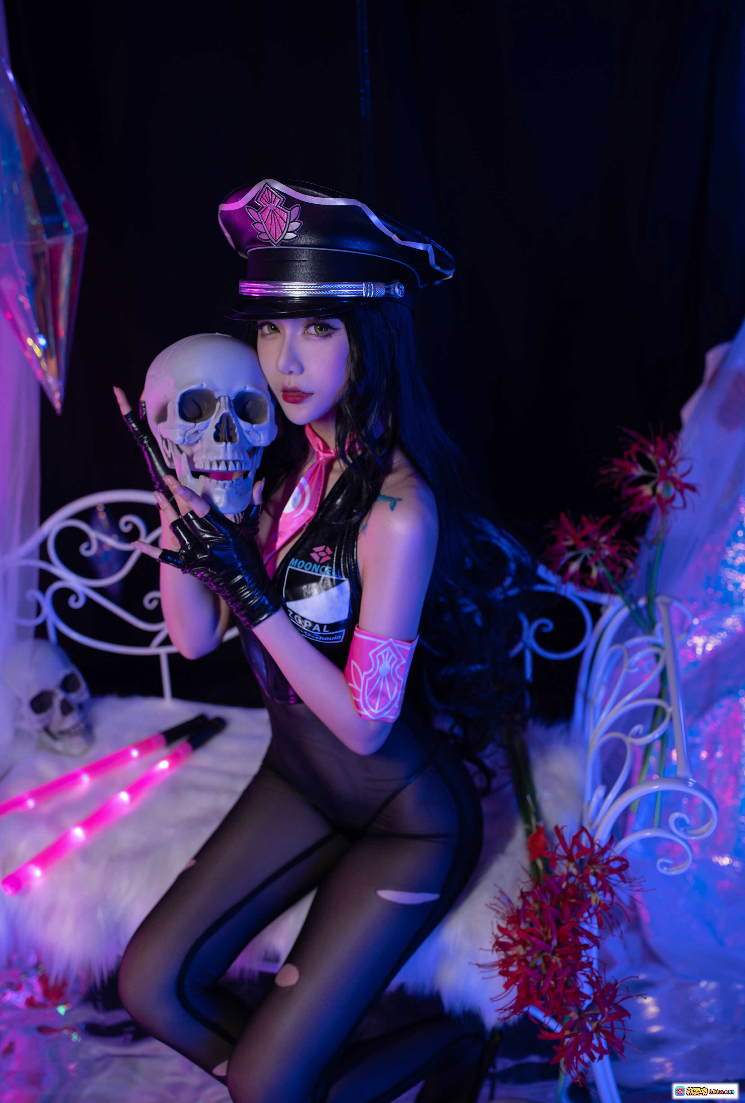 图片[7] - 一米八大梨子NO.013杀生院祈荒Cosplay写真｜黑皮警帽+粉光棒+蕾丝内衣+透明丝袜+暗黑系舞台风25P高清图集 - 就要吻