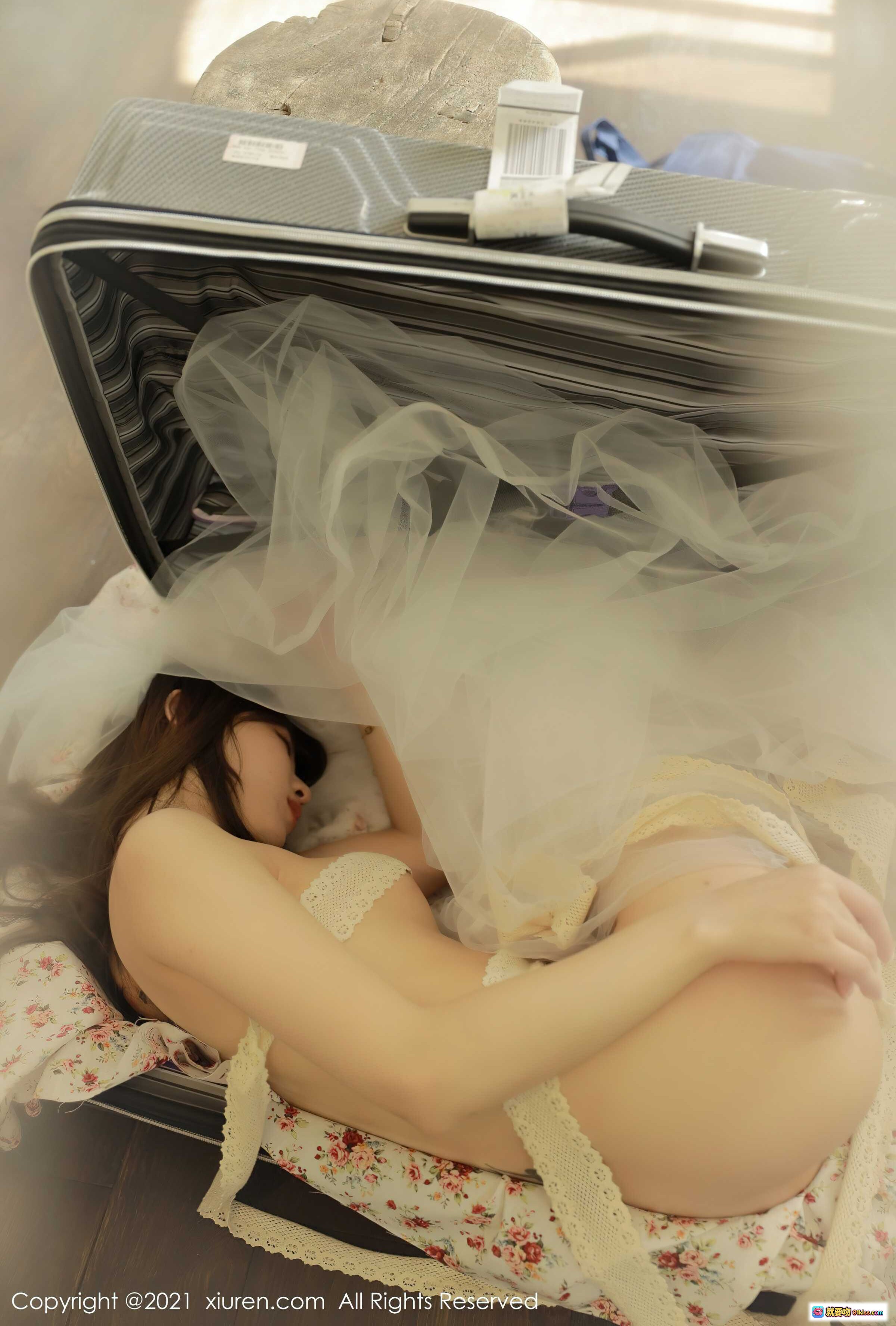 图片[6] - 灰色行李箱配红色生日贺卡，黑色丝带装饰，旅行礼物惊喜场景 - 就要吻