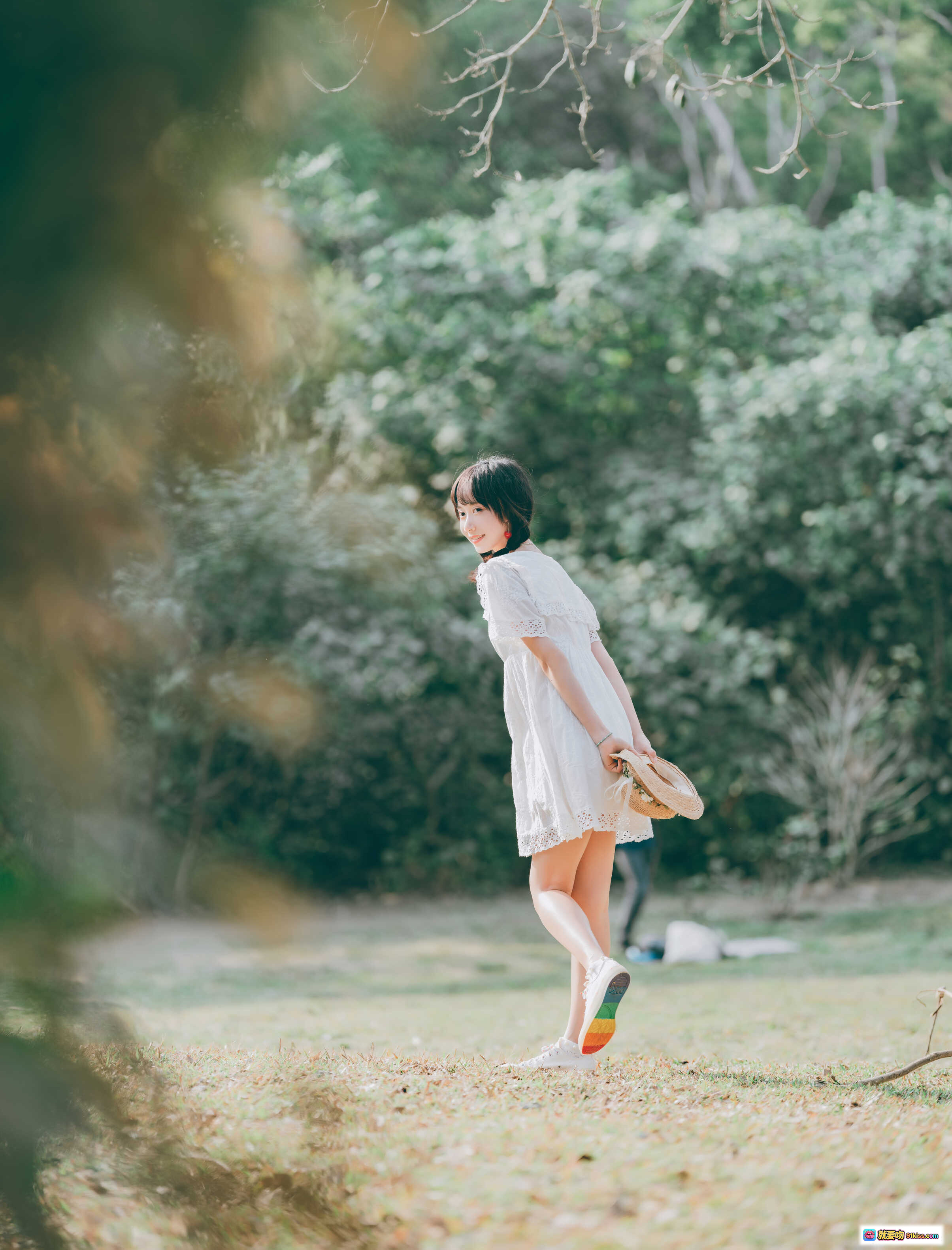 图片[8] - 木绵绵OwO NO.067 夏日彩虹写真 甜美少女树下休憩 白裙草帽森系风 29P高清图集 自然光柔美氛围 - 就要吻