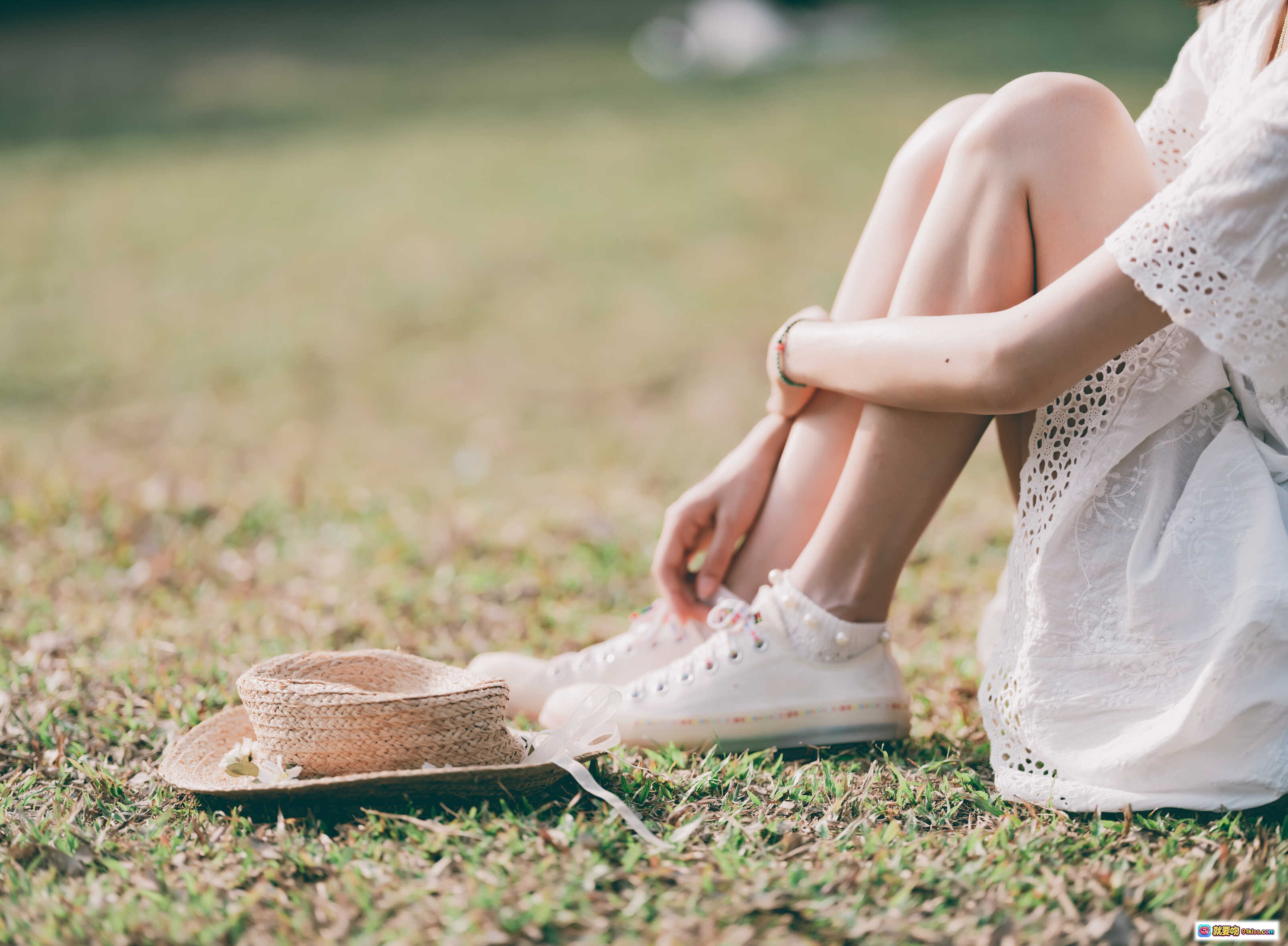 图片[4] - 木绵绵OwO NO.067 夏日彩虹写真 甜美少女树下休憩 白裙草帽森系风 29P高清图集 自然光柔美氛围 - 就要吻