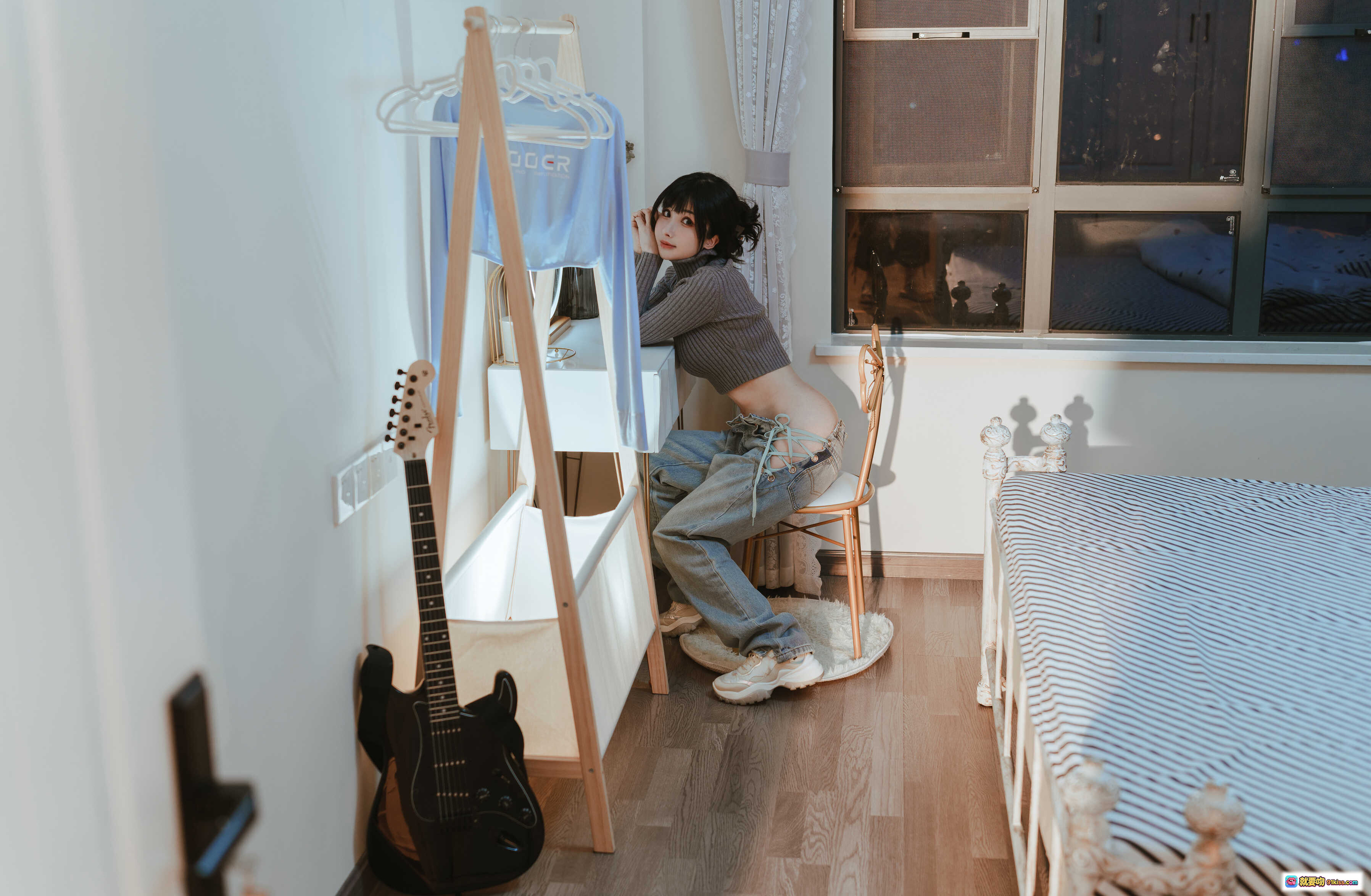 图片[8] - rioko凉凉子NO.078吉他妹妹2.0写真集40P609MB条纹床照牛仔裤高领毛衣室内柔光孕肚特写少女风私房摄影 - 就要吻