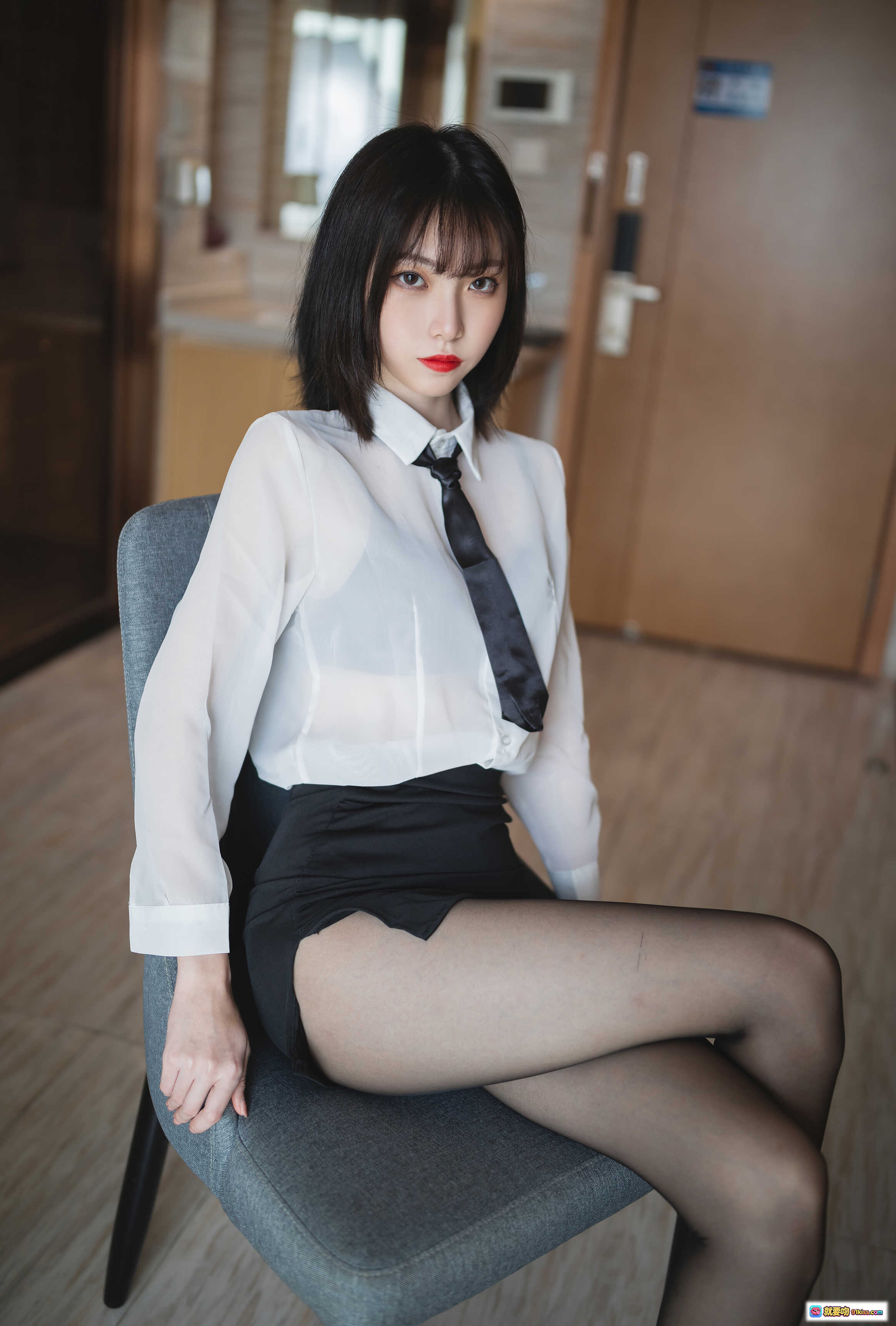 图片[9] - 许岚LAN NO.002 OL制服写真：白衬衫黑短裙+黑丝高跟，职场性感风41P高清图集 - 就要吻