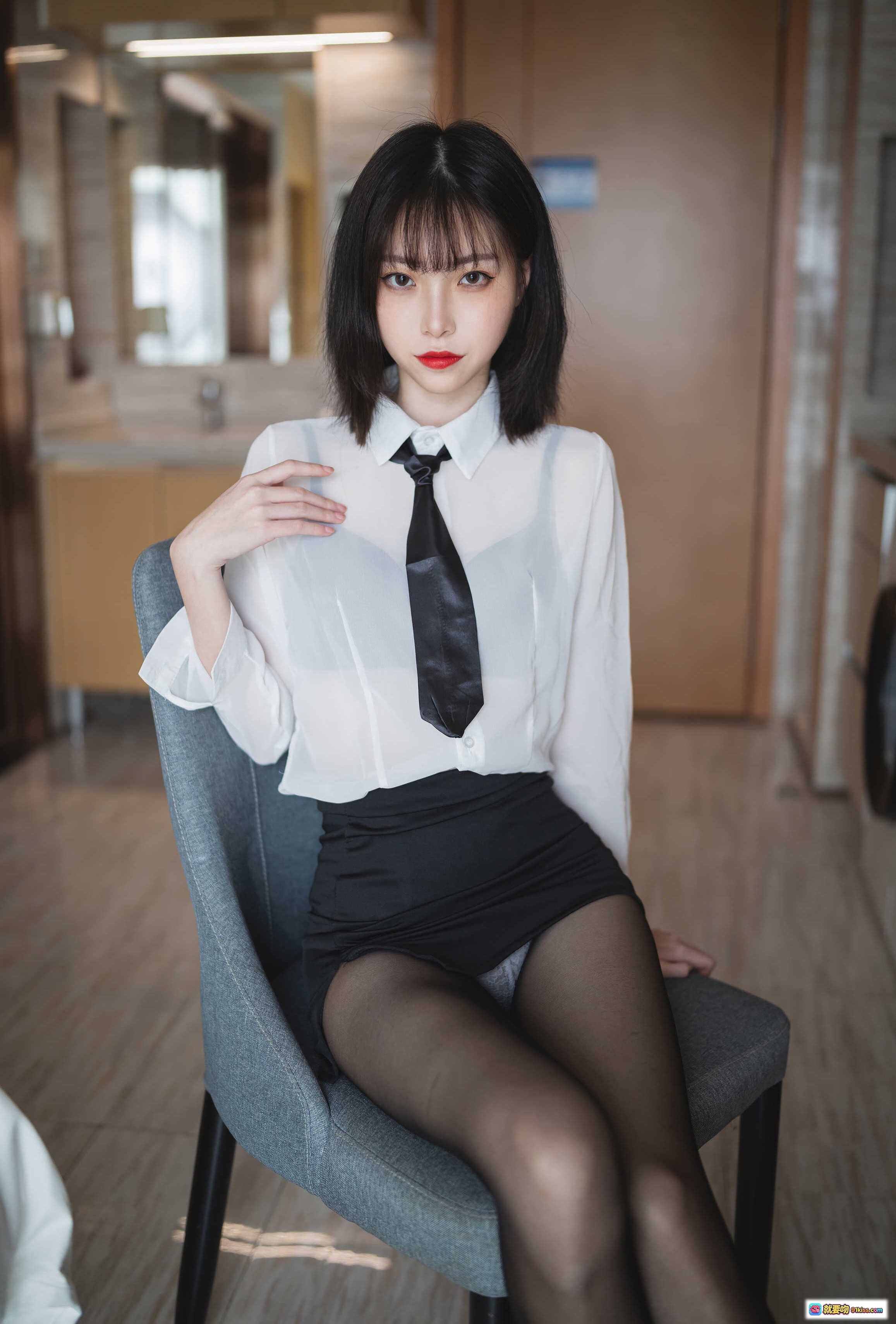 图片[10] - 许岚LAN NO.002 OL制服写真：白衬衫黑短裙+黑丝高跟，职场性感风41P高清图集 - 就要吻