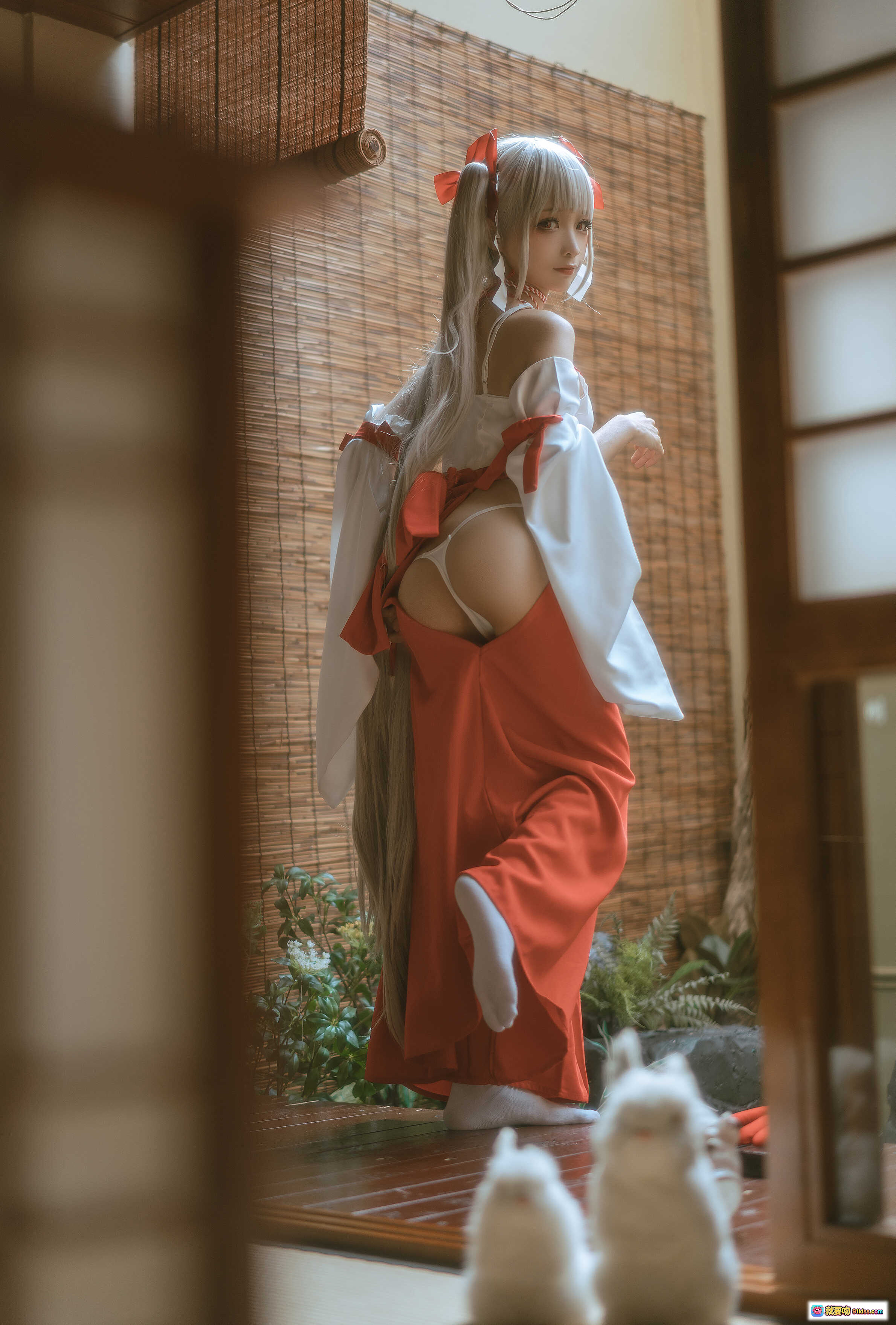 图片[6] - 蠢沫沫NO.135可畏巫女cos写真 | 日式和风场景 | 白橙配色巫女服 | 双马尾红蝴蝶结 | 手提小灯笼 | 传统日式房间背景 | 高清55P美图 - 就要吻