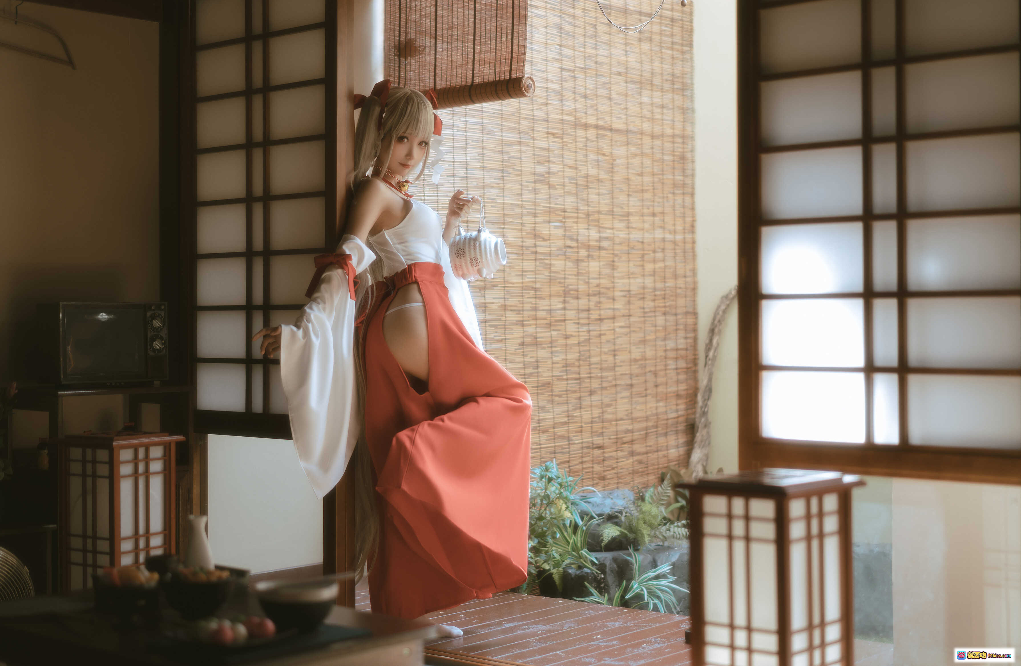 图片[8] - 蠢沫沫NO.135可畏巫女cos写真 | 日式和风场景 | 白橙配色巫女服 | 双马尾红蝴蝶结 | 手提小灯笼 | 传统日式房间背景 | 高清55P美图 - 就要吻