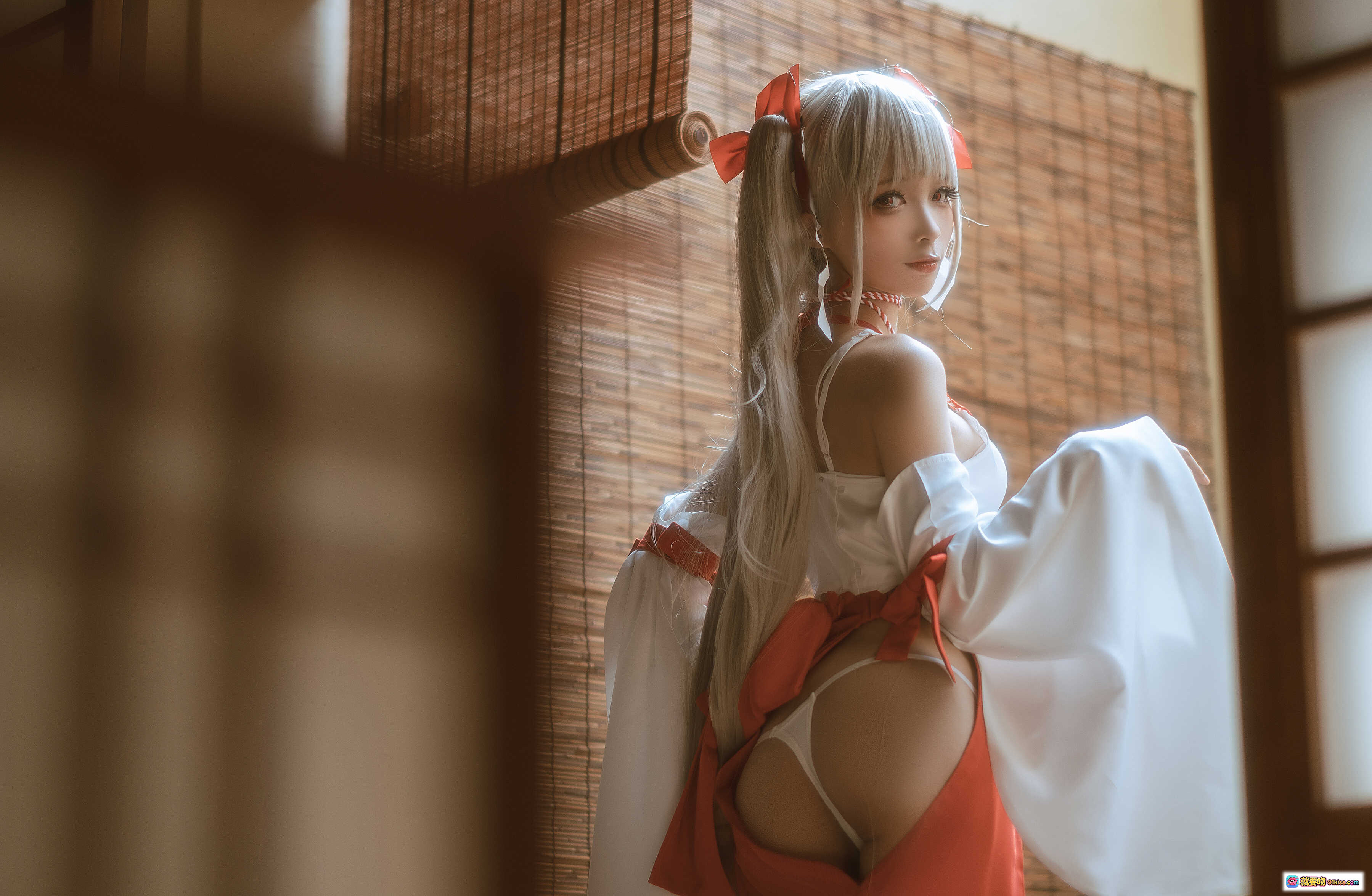 图片[9] - 蠢沫沫NO.135可畏巫女cos写真 | 日式和风场景 | 白橙配色巫女服 | 双马尾红蝴蝶结 | 手提小灯笼 | 传统日式房间背景 | 高清55P美图 - 就要吻