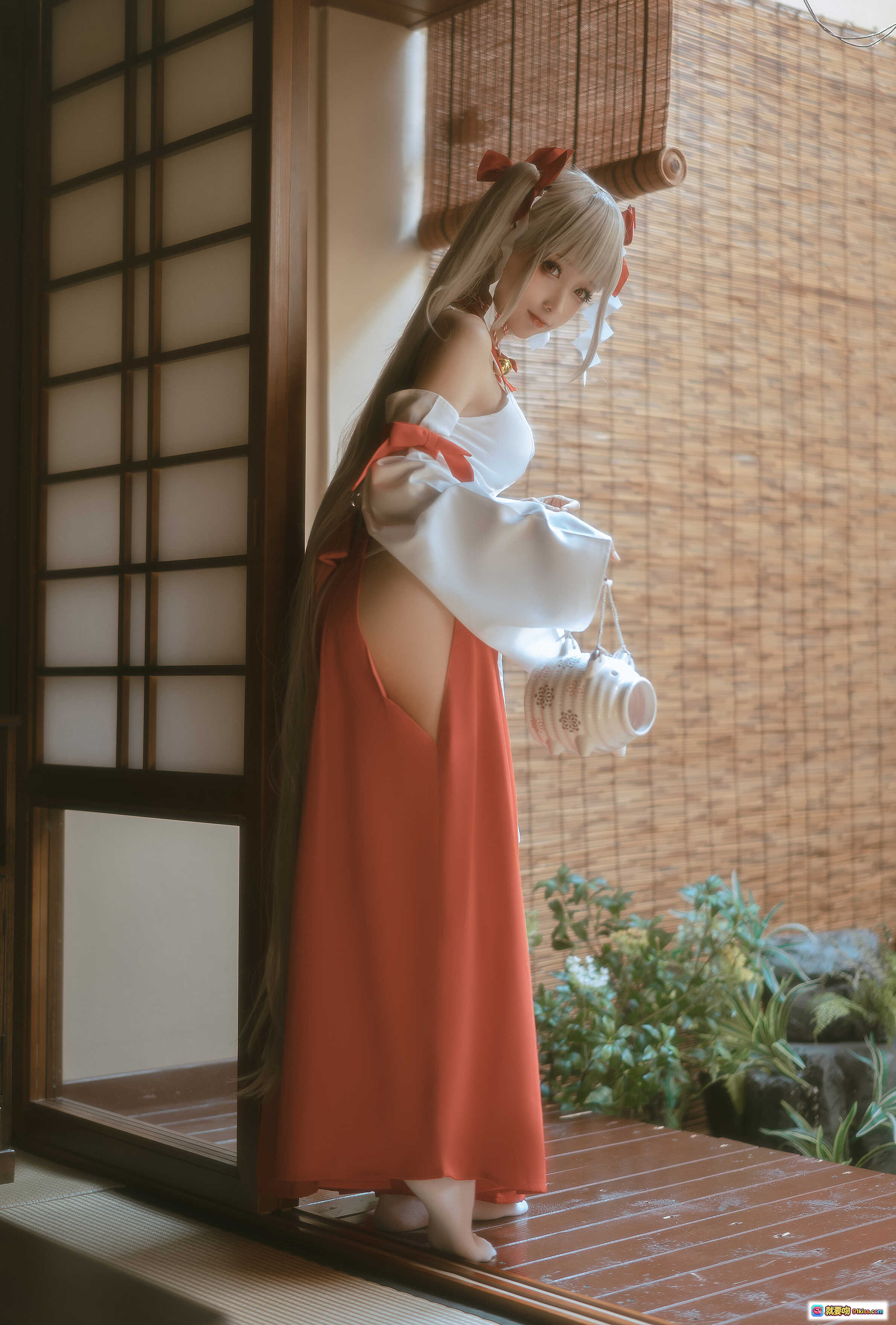 图片[3] - 蠢沫沫NO.135可畏巫女cos写真 | 日式和风场景 | 白橙配色巫女服 | 双马尾红蝴蝶结 | 手提小灯笼 | 传统日式房间背景 | 高清55P美图 - 就要吻