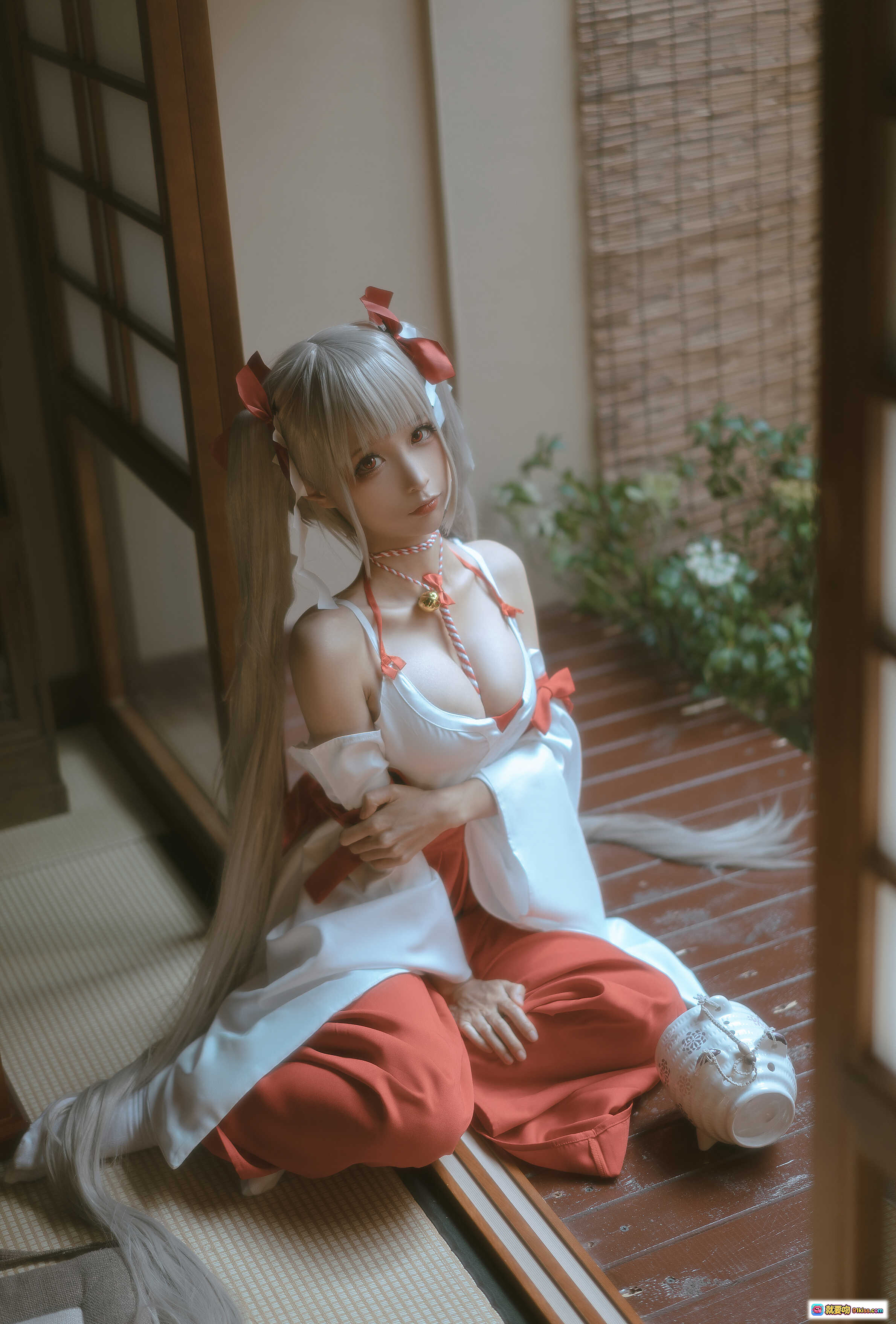 图片[10] - 蠢沫沫NO.135可畏巫女cos写真 | 日式和风场景 | 白橙配色巫女服 | 双马尾红蝴蝶结 | 手提小灯笼 | 传统日式房间背景 | 高清55P美图 - 就要吻